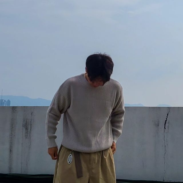 박명식크룩 on Instagram: "#협찬 니트룩 오늘의 코디는 리뷰쉐어를 통해 @1rony9orno_official 에서 사이드 슬릿 하찌 니트를 협찬받아 코디해봤습니다. 상의에 니트를 입어주고 하의에는 아직 더워