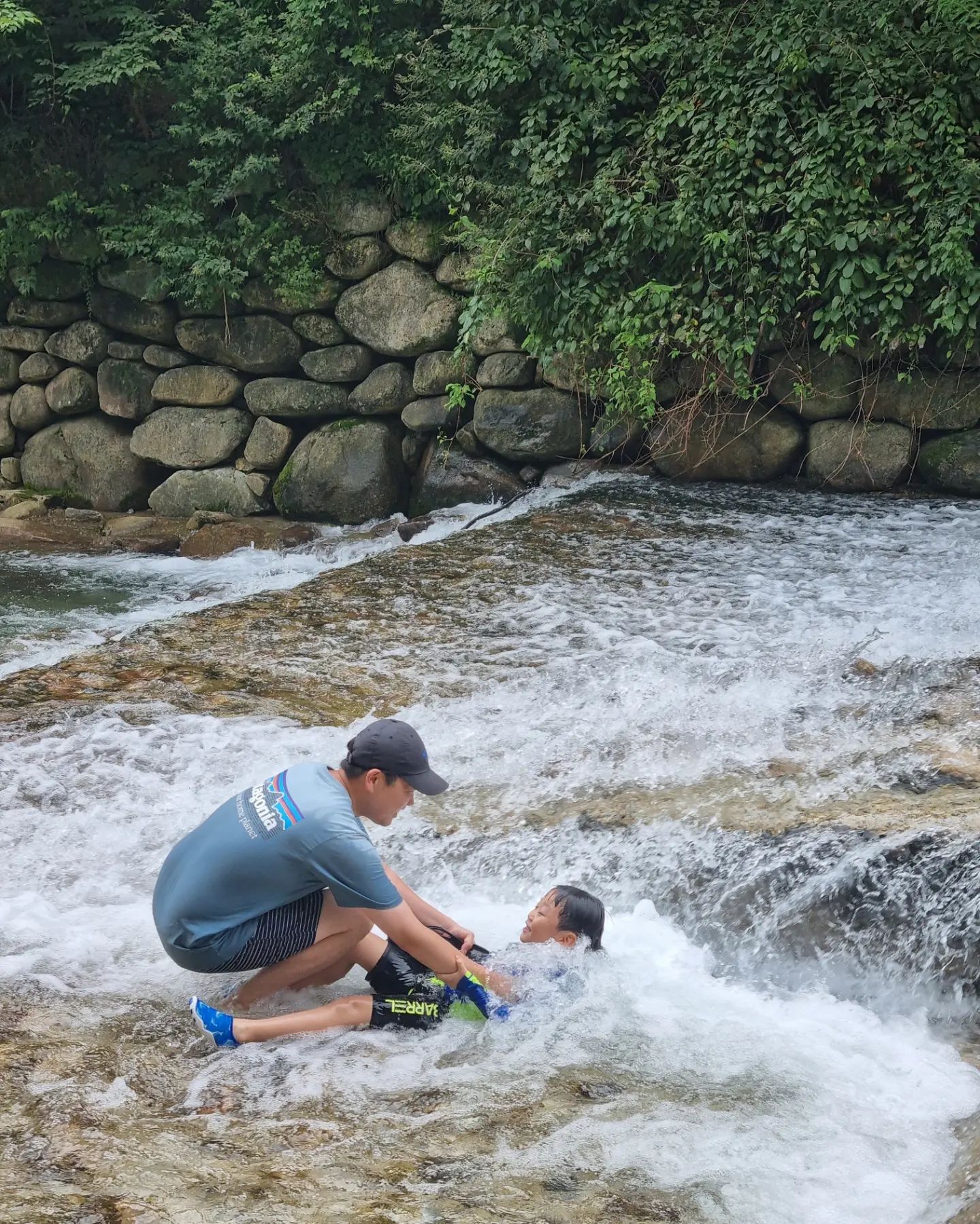 🏞🏊‍♀️🏊‍♂️🏞

시골집 오면 #물놀이필수코스

얕은 곳부터 깊은 곳까지 난이도도 다양함
맑은 물은 두말할것도 업뜸
공원 옆 화장실과 편의시설도 많아서
바로바로 이용가능

이번에도 자알 놀다갑니다요😆
.
.
.
.
#문경새재 #도립공원
#문경여행 #주말여행
#아이랑물놀이하기좋은곳
#swimming #avelygram