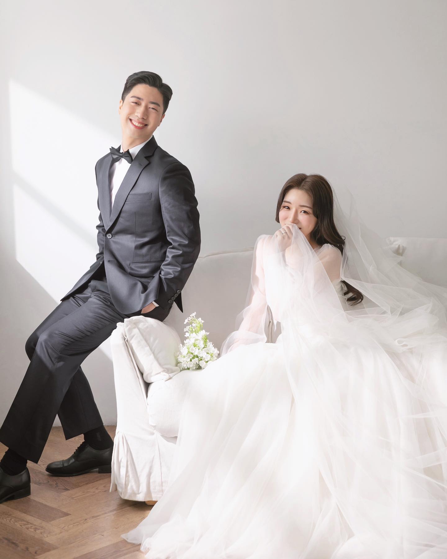 .
#결혼합니다 #d_day5 #💍
🤵윤승환 👰‍♀️구희주
💌 23.08.19 토 13:40
💌 합정 웨딩시그니처 2F 트리니티홀
2018년부터 5년간 즐겁게 연애하고,
드디어 저희가 심슨부부가 됩니다☺️

한 분 한 분 직접 찾아뵙고 인사드리는 게 예의지만
오랜만에 드리는 연락이 결혼 소식이라, 
부담이 될까 망설여지고 조심스러운 마음에
선뜻 연락을 드리지 못한 분들도 많습니다.

너그러이 이해해주시고 먼저 연락을 주신다면
감사하고 기쁜마음으로 초대하고싶습니다.🥹

더운날 귀한 발걸음으로 시간내어 저희를 축하해주시는 분들과 멀리서 보내주시는 따듯한 마음 평생 잊지 않고 
앞으로도 지금 처럼 좋은 심슨부부 되겠습니다🤗💍🤍