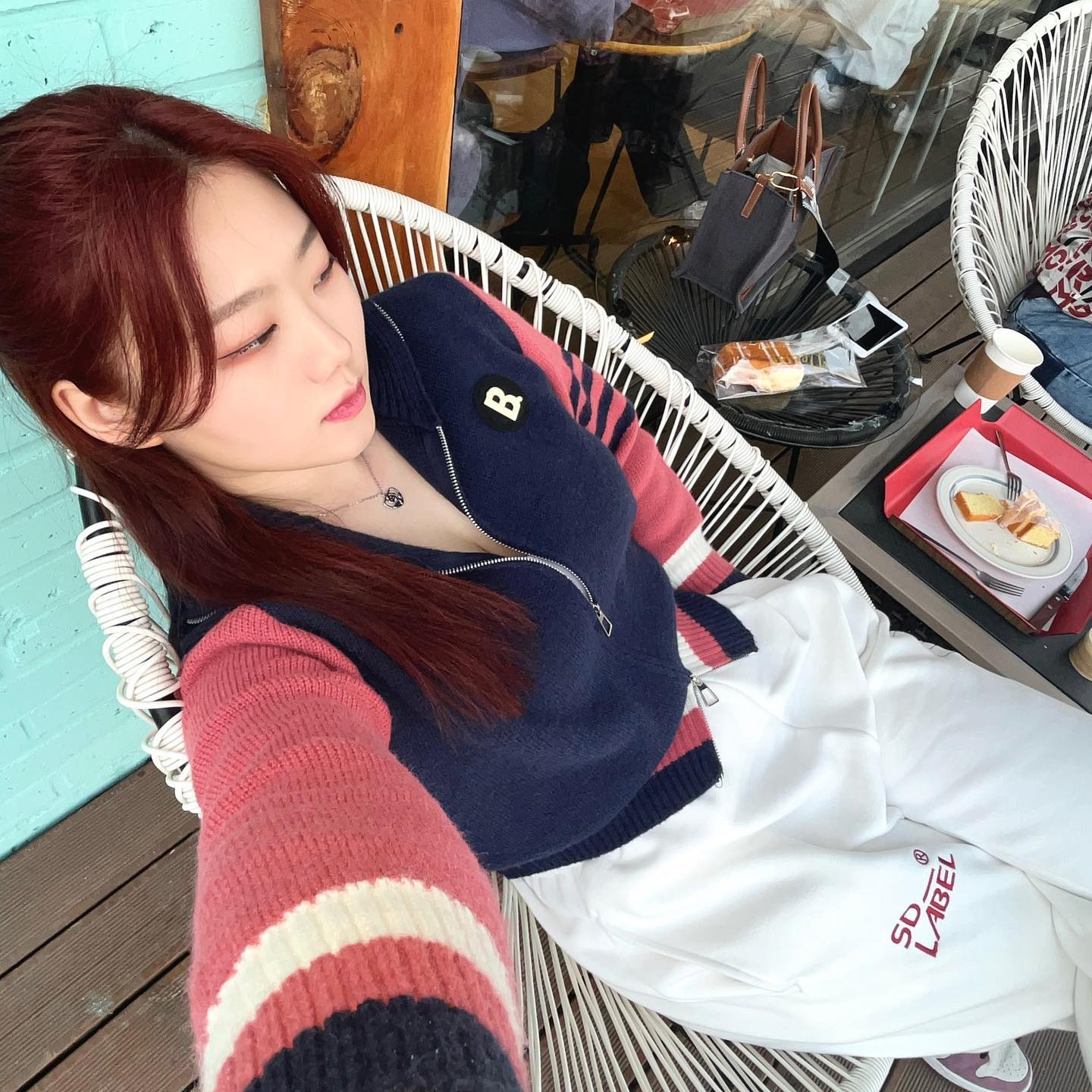 친한 언니가 쇼핑몰을 열었는데
사이트를 안 알려준다
옷 샘플은 맨날 주면서 부끄럽다고 안알려준다
이 옷도 준건데 편하고 이쁘고 좋다
