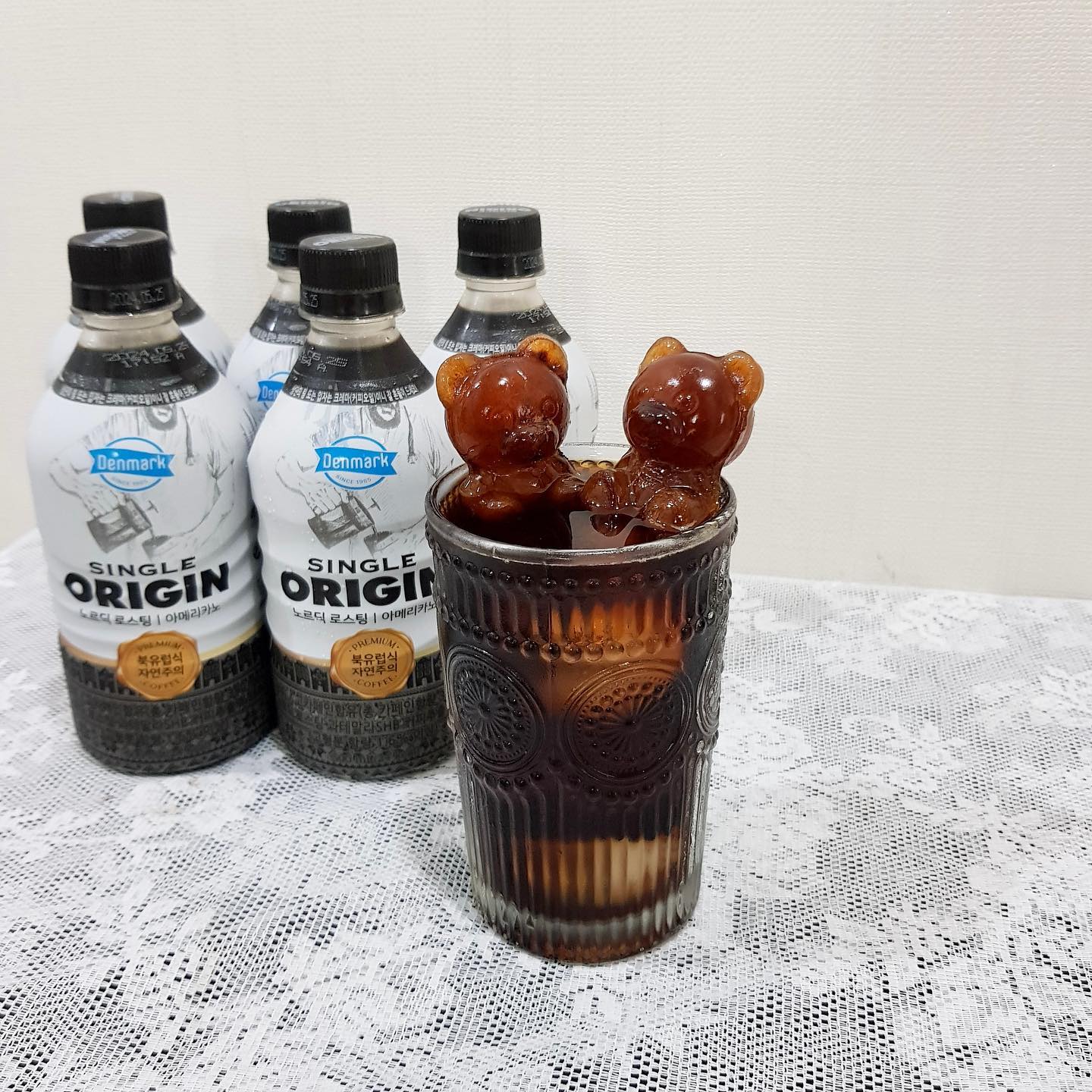 #협찬  여름엔 역시 시원한 아아가 최고🤍

원두의 맛과 풍미가 진하면서 깔끔한
덴마크 싱글 오리진 로스팅 아메리카노☕️

미리 덴마크 오리진 아메리카노로
곰돌이 커피큐브 만들어서 데코해주니
카페 부럽지 않게 홈카페 즐겼어요🧸

500ml 넉넉한 대용량도 너무 좋아🤍

 
 
 
fresh.denmark 
#덴마크오리진 #덴마크커피 #먹방 #뷰티 #싱글오리진 #편의점커피 #홈카페 #신상품나왔을땐 #북유럽커피 #프리미엄커피 #소확행 #꼼꼼 #맛집 #08L
