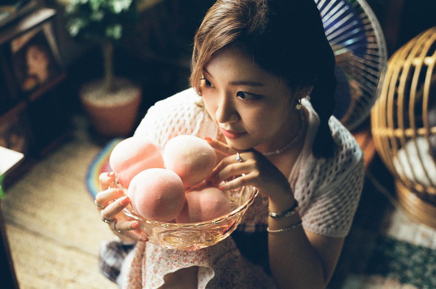여름 다가고 생각해보니 올해는 딱복을 안먹었네..🍑
.
📸 __komorebiiii 🤍
.
.
.
.
#개인작업 #movie #빛  #사진촬영 #촬영 #개인촬영 #피터래빗 #pic #picture #film #컨셉촬영 #일상스타그램 #피터래빗인형 #fff #사진 #서울 #뷰티스타그램 #스냅촬영 #photography #photographer #일반인모델 #겹벚꽃 #촬영문의 #데일리룩 #여름