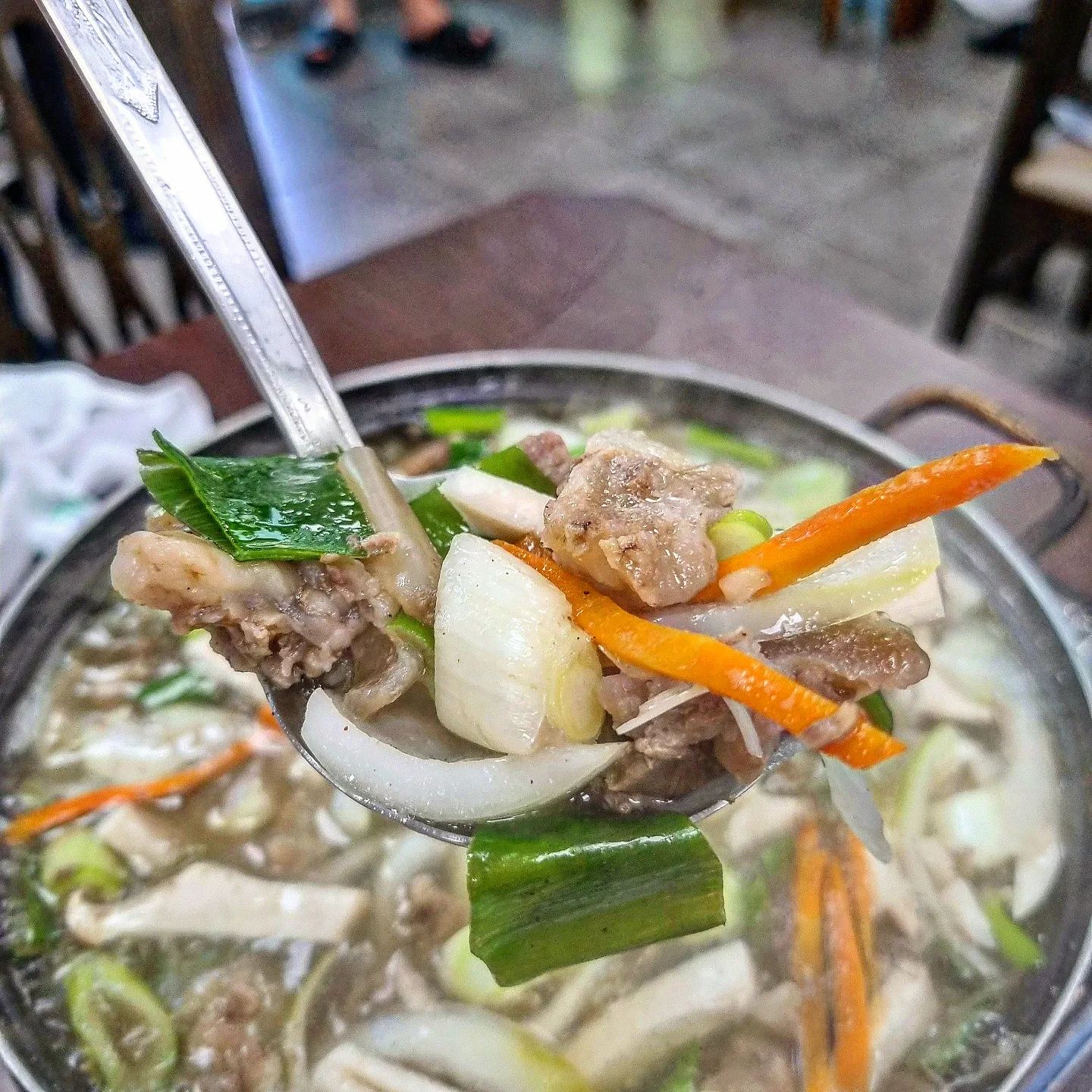 영도 스지맑은전골😋
스지랑 도가니 같은 한우 특수부위가 듬뿍
갈비탕 또는 도가니탕이랑 비슷한 맑은전골😘

원래 아는 사람들만 찾아가는 현지인 맛집이었는데 요즘엔 많이 알려졌는지 관광객도 엄청 많이 오는 영도 맛집

스지된장전골은 초심자에게 추천
스지김치전골은 조만간 도전 예정😆😆😆

말해 뭐해 또 맛있게찌

.
.
.
.
.

#영도왔다식당 #한우스지전골 #스지 #영도스지 #영도맛집 #영도현지인맛집 #부산맛집 #먹스타그램 #먹팔해요