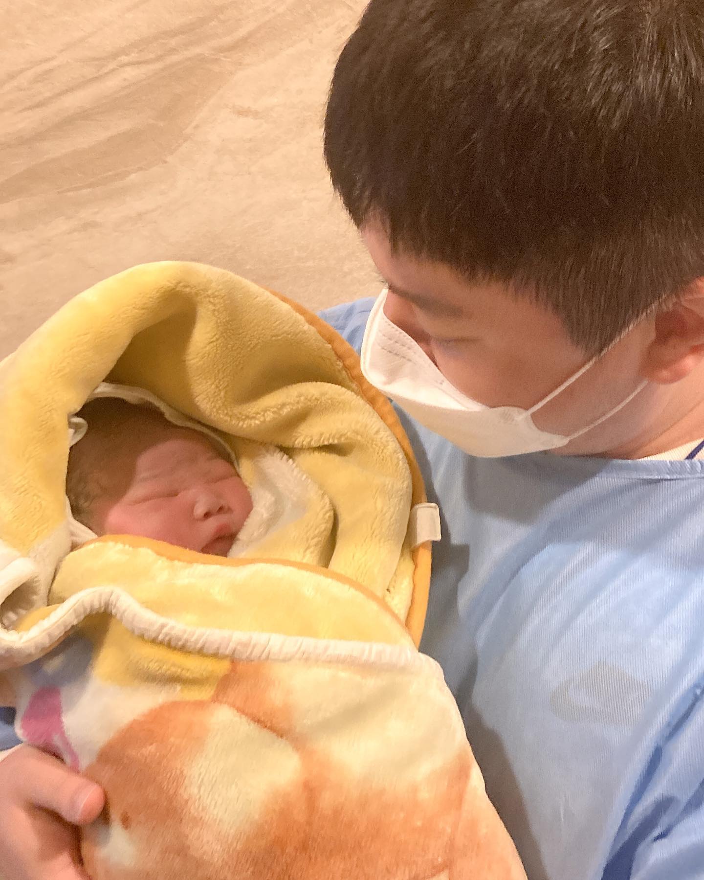 👼🏻 로꼬 23.08.14 16:13 3.55kg
-
보름 일찍 세상으로 나온 우래기
무통빨로 큰 진통 없이 생각보다 수월 하게 분만 한 편이라고 했댜😇
분만 직전까지 코골고 잤다고 옆에서 그러던데 ㅎㅎ...
태어나자마자 문주영 미니미가 나와서 눈물이 쏙 들어갔다던 로꼬애비
고구마가 태어났지만 내새끼라고 귀엽단다
만나서 반가유ㅓ👋🏻🩵

#인생3일차