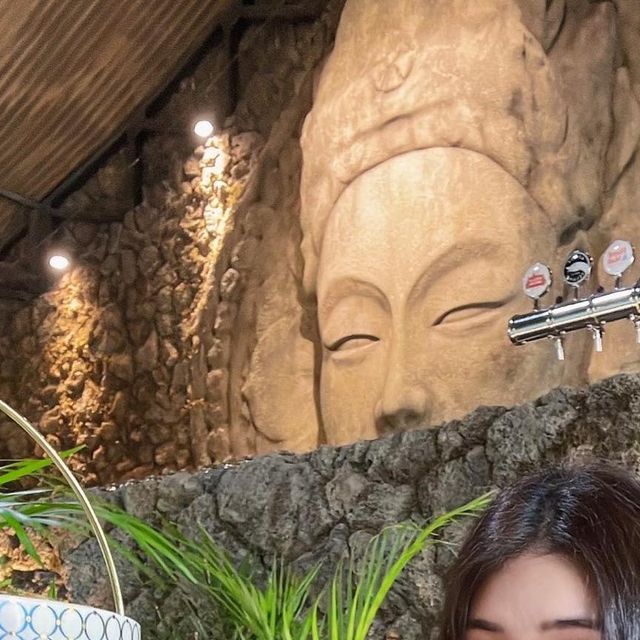 민갱인Day✈️ on Instagram: "사와디캅🙏한국에서 태국 분위기를 즐길 수 있는 곳이 성수에 생겼어요~ 바로 ‘살라댕템플’이에요~! 시그니처 메뉴인 3단 트레이는 물,하늘,땅을 표현했는데 퓨