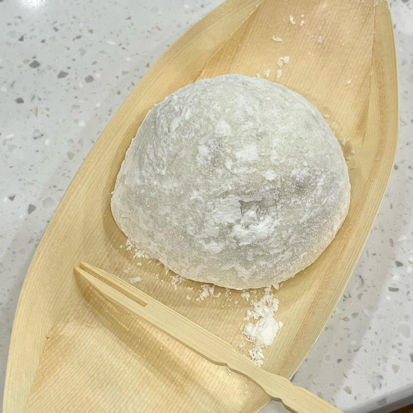 ☁️유키모찌☁

여러분!! 젤모찌라고 들어보셨나요??
젤라또+모찌래요!
연남동에 젤모찌 가게가 생겨서 가봤답니다:)
요즘 같은 더운날 한 입하면 쫀득 달달 시원한게 넘 맛있었어요🤍

🌿피스타치오 모찌-₩4500🌿

피스타치오가 콕콕 박혀있어 중간중간 씹는 맛과 고소함이 있어 제 취향저격이었어요!
주문과 동시에 얇은 떡피에 원하는 젤라또를 싸서 금방 만들어주셔서 보는 재미도 있었어요:)
연남동 데이트코스로 강추입니다!!

📌주소: 서울 마포구 동교로 240 1층, 유키모찌 연남점
📌운영시간: 매일 11:30~22:30(22:00 라스트오더)
📌매장번호: 0507-1358-0423
📌홀 없음, 포장X

#맛집 #맛집추천 #맛집스타그램 #맛스타그램 #맛스타 #맛스타맞팔 #먹스타 #먹스타맞팔 #먹스타그램 #먹스타소통 #좋아요 #좋아요반사 #맞팔  #선팔맞팔환영 #소통환영 #댓글반사 #댓글달면맞팔  #선팔하면맞팔 #먹팔 #유키모찌연남점 #젤모찌 #연남맛집 #연남동데이트 #데이트코스 #서울가볼만한곳 #연남동디저트 #핫플레이스 #핫플추천 #서울데이트코스 #서울놀만한곳