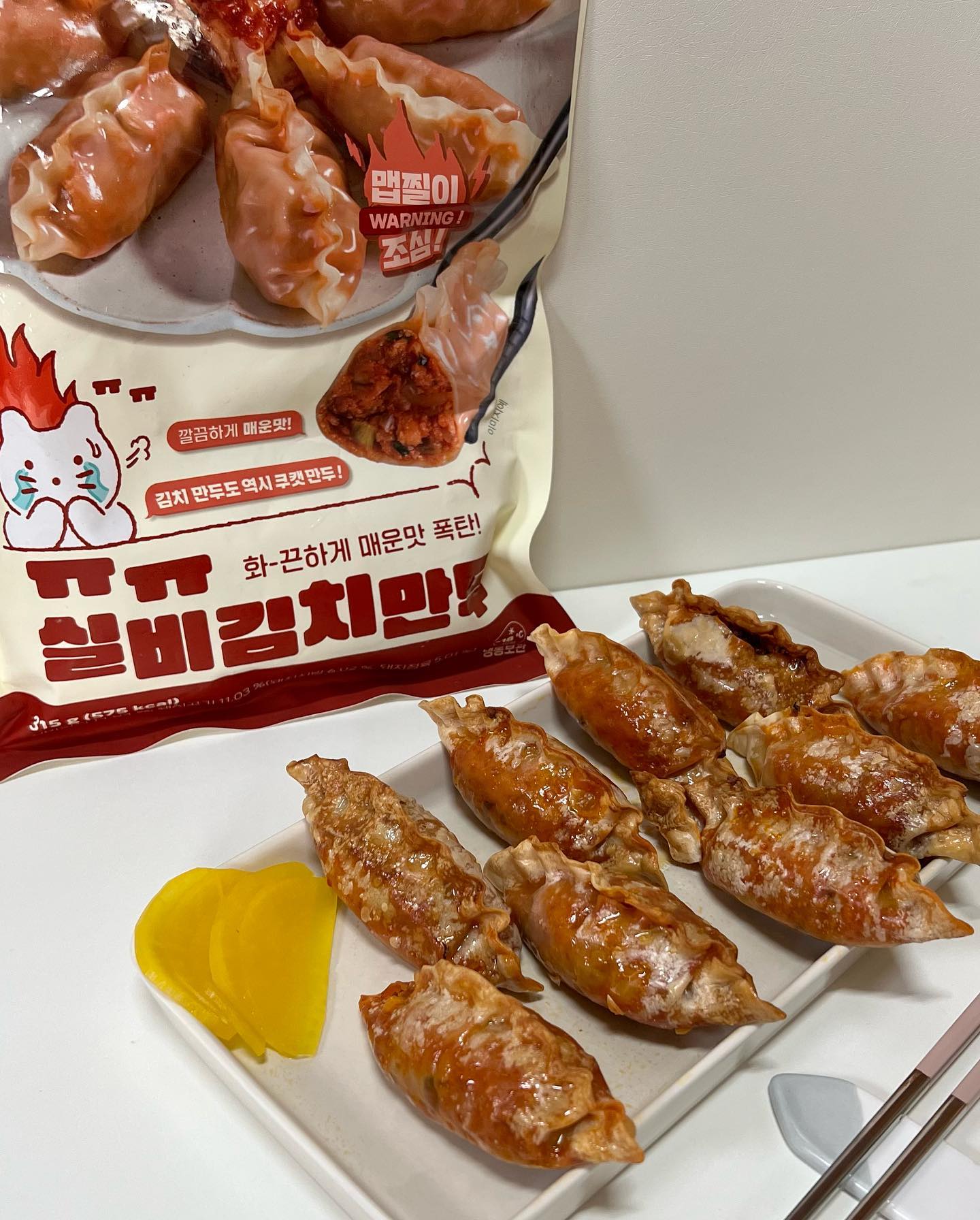 #협찬 #실비김치만두 🥟
⠀⠀⠀⠀⠀⠀⠀⠀⠀⠀⠀⠀⠀⠀
쿠캣에서 기존 김치만두와는 다르게 매운맛 챌린지의 대명사인 실비김치가 들어간 ❛실비김치만두❜ 출시되었어요ᵎᵎ 
⠀⠀⠀⠀⠀⠀⠀⠀⠀⠀⠀⠀⠀⠀
₩ 실비김치만두 5,4 (1봉 9입)
⠀⠀⠀⠀⠀⠀⠀⠀⠀⠀⠀⠀⠀⠀
쓰-읍하 하면서도 멈출수없었던 중독적인 매운맛의 실비김치만두˜ 제가 느끼기에 불닭볶음면보다 매운것 같아요🥵 그래도 캡사이신을 사용한 매운맛이 아닌 고춧가루로 매운맛을 내 깔끔하고 뒤끝이 오래가지 않았어요👍
⠀⠀⠀⠀⠀⠀⠀⠀⠀⠀⠀⠀⠀⠀
매운 음식을 즐기시는 분이나 실비김치만두의 매운맛에 도전해보실분ᵎᵎ 🙋🏻‍♀️🙋🏻‍♂️🙋🏻
⠀⠀⠀⠀⠀⠀⠀⠀⠀⠀⠀⠀⠀⠀
구매는 가까운 GS25에서 해주세요(σ❛˓◞˂̵)σ✧ 
gs25_official
⠀⠀⠀⠀⠀⠀⠀⠀⠀⠀⠀⠀⠀⠀
#GS25 #GS25만두 #쿠캣만두 #GS25실비김치만두 #쿠캣실비김치만두 #매운맛만두 #실비김치 #실비김치만두챌린지 #먹팔 #먹스타맞팔 #맞팔