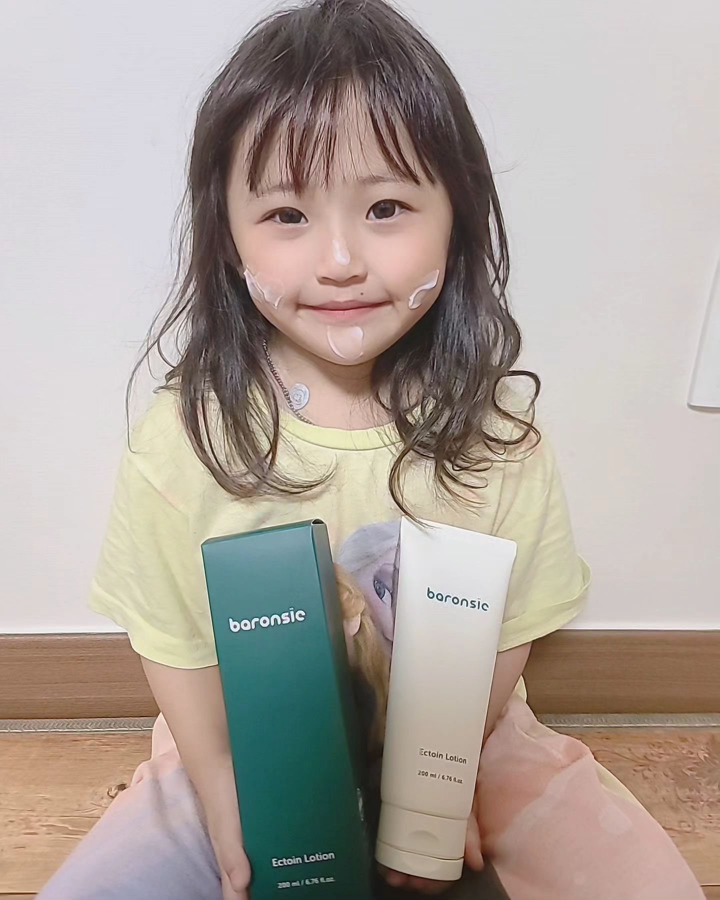 #협찬

[바론시에] 엑토인 로션

협찬으로 사용하게 되었다가 완전 반하게 된 
영유아용 로션으로 신생아에서부터 온가족 모두 사용가능한 착하고 순한 엑토인 로션❣️

저희 딸아이가 평소 아토피도 있고 예민하디 예민한 피부라서 항상 피부가 뒤집어져서 바디워와 로션을 수시로 바꾸기도 하고 정착하기 어려웠는데요ㅠㅅㅠ

엑토인 로션을 우연히 사용을 하고 정착하게 되었어요 만 36개월 미만 영유아로 인체적용 시험 완료를 했구요 즉각적인 피부보습,피부진정 피부장벽개선 효과를 맛보고는 반할 수밖에 없었던 로션이었어요🥰

늘 거칠 거칠하고 예민했던 저희 아이 피부가 피부 복습력이 너무 좋아서 인지 항상 촉촉하더라구요 거기다 붉어지고 긁어대던 피부가 너무나 좋아진거에요❤️❤️❤️😍👍👍

저처럼 아이 피부가 걱정인 엄마들에게 적극 추천합니다❤️ 정착하시길 바랄게요🥰
.
.
.
.
baronsie.official
#협찬 #바론시에 #신생아로션 #영유아로션 #독일엑토인 #엑토인 #엑토인수딩젤 #엑토인화장품 #베이비로션 #피부진정 #피부보습 #피부장벽개선 #출산선물 #저자극화장품 #맘스타그램