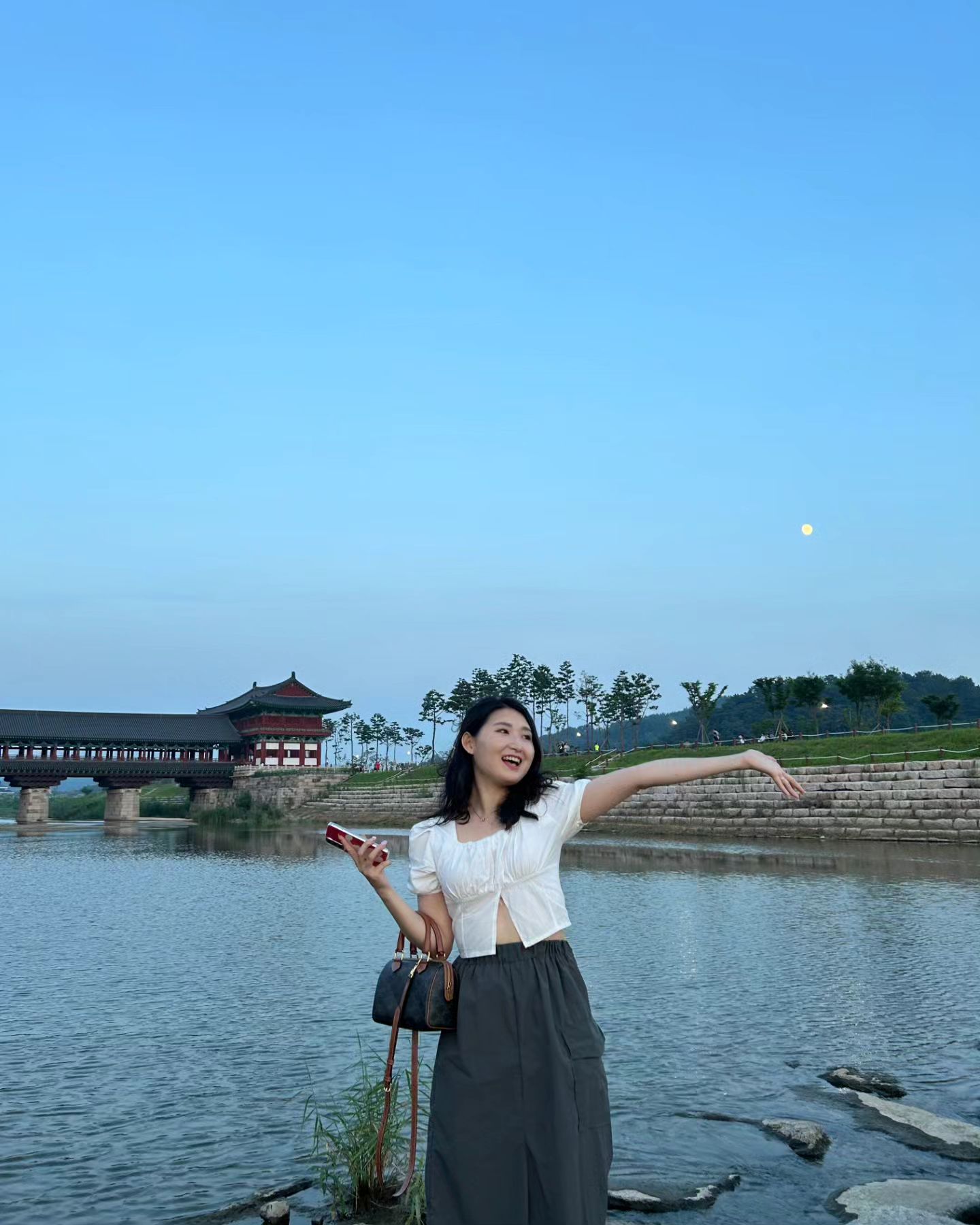 해질무렵에 가면 좋은 #월정교 ⛩️
저녁 6시쯤 도착했는데 낮풍경 밤야경 다 즐길 수 있고, 선선하니 산책하기도 좋았어요 💓
노을보며 돌다리 앞에서 사진찍으면 예뻐요 : ) 

월정교 앞 산책길이랑 교촌마을은 반려동물 동반가능해요 🙊👍🏻 붙어 있으니! 교촌마을 둘러보고, 월정교 구경하면 딱이예요 ~~~ 

교리김밥이 일찍 문닫아서... 포장못해온게 아쉽 ㅠㅠㅠㅠㅠㅠ 

✔️식당, 카페는 동반 안되는 곳도 있음
✔️월정교 다리 안은 반려동물 입장금지 (앞까지만 가능) 

📍#경주월정교 📍#경주교촌마을 

•┈┈┈•┈┈┈•┈┈┈
#경주애견동반 #경주여행 #경주강아지동반 #강아지동반여행 #교촌마을 #경주 #똑소리투어 #똑소리투어_경주