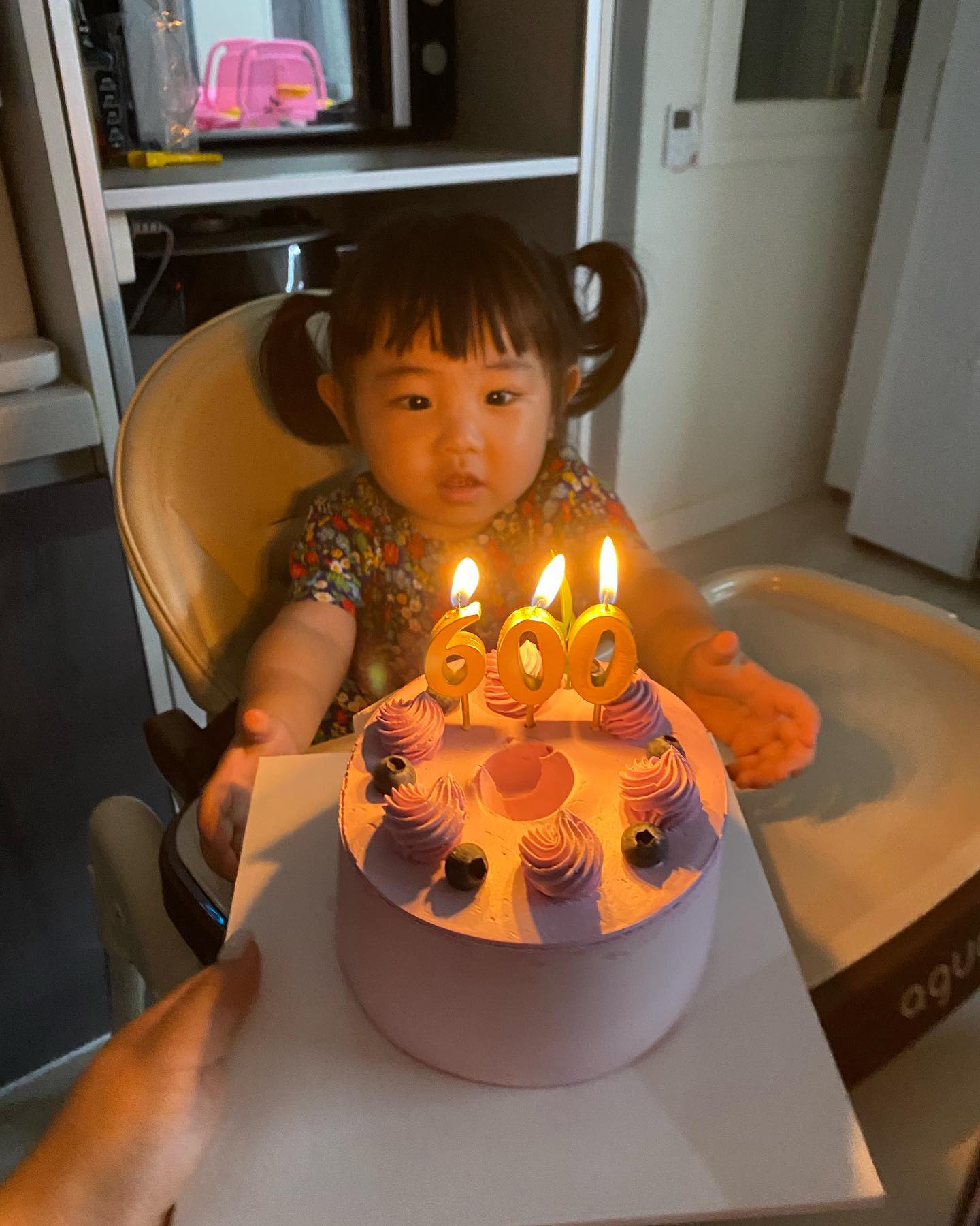 ❤️2023.8.16 하윤공주 600일 ❤️

우리딸 오늘이 태어난지 600일되는날 500일 챙겨줘야지 해놓고 아무것도 못하고 지나가서 내내 마음에 걸려서 신경쓰고있었던 600일 특별히 해준건 없지만 하원하고 키즈카페갔다가 같이 케이크사고 집에와서 저녁먹고 케이크로 조촐하게 하윤이와 둘이 보낸 하루 600일이라는 시간동안 크게 아프지않고 잘 자라줘서 너무너무 고마운 우리딸 잘먹고 잘자고 잘자라줘서 엄마아빠는 더 바랄게 없어 하윤이가 요즘 고집도 세지고 무슨말을 해도 다 안된다 아니라 하지만 하윤이가 커가는 과정이라고 생각하고 엄마아빠는 이해하기로 했어 하윤아, 엄마아빠의 딸로 와줘서 너무너무고마워 엄마아빠의 가장 소중한 보물이자 행복이야 넌 니가 웃을수있다면 뭔들 못할까 🥰 웃는모습이 너무너무 사랑스러운 건치미소 우리딸 그래도 성질은 좀 줄이자^^... 
초코케이크 사고싶어했는데 못사줘서 미안해 그치만 초코는 우리 되도록 늦게먹자 세상엔 초코 말고 맛있는게 아주아주 많으니까  아빠 쉬는날 또 아빠랑 재미있게 놀고 맛있는것도 먹고 그러자 🫶