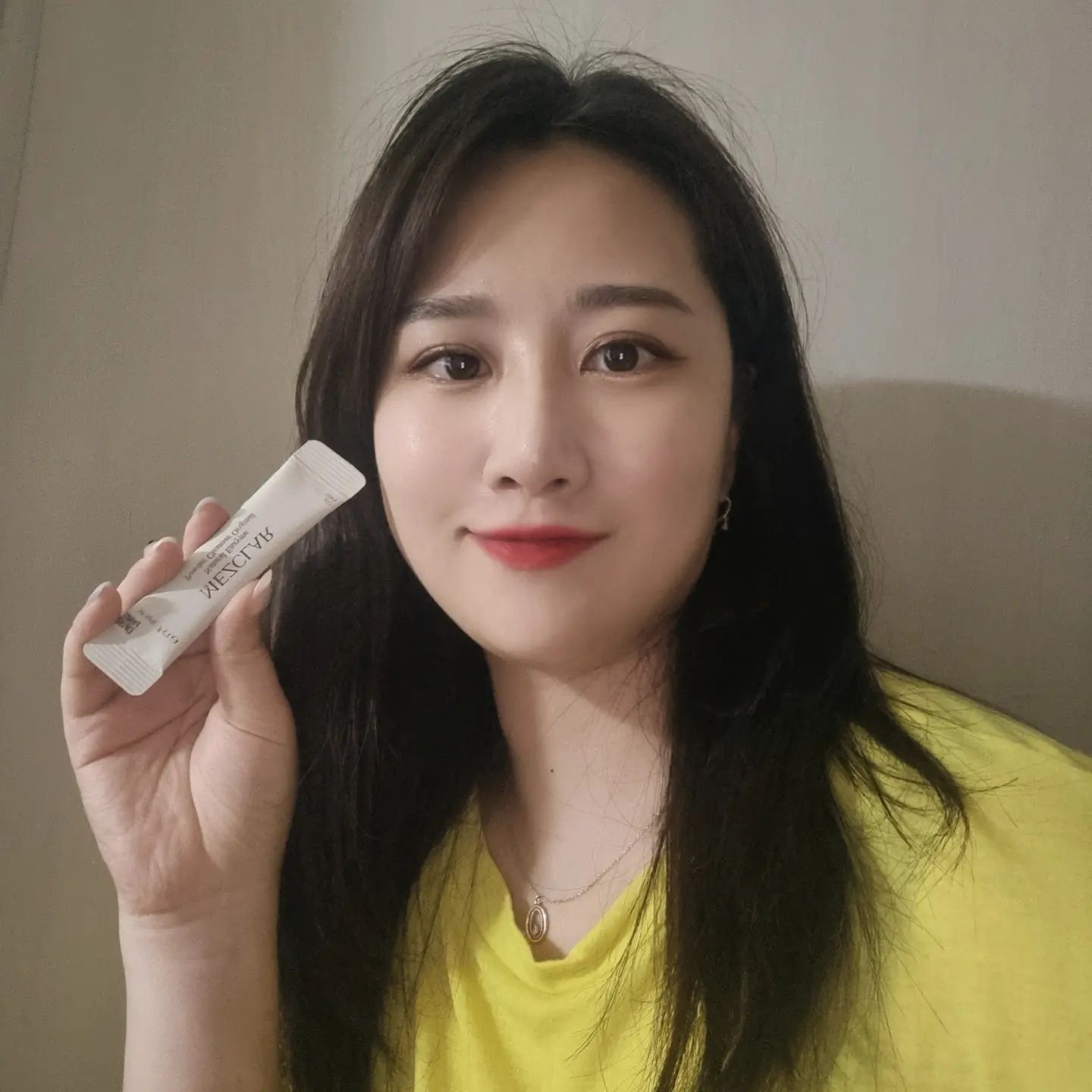 #광고 mezclar.official
메즈클라 파우더 클렌저 오리지널 사용하구있는데 원료부터 설비까지 까다로운 심사 통과, 식약처 인증 완료 100% 천연 (유래) 화장품이라 믿음직 💗💗
피부 저자극 테스트 민감 피부 패널 저자극 테스트를 완료한 안심 효소 클렌저라서 믿고 쓸수있어요 파우더 클렌저를 손에 덜어 소량에 미온수를 더해 가볍게 파우더를 녹여 생성된 버블로 클렌징하면 끝!! 
조밀하고 풍성한 거품으로 각질부터 메이크업까지 섬세한 클렌징가능하구
물과 만나면 자동으로 조밀하고 부드러운 거품으로 바뀌는 트랜스포밍 제형이에요 !! 자외선 차단제, 메이크업 베이스부터 워터프루프 제품까지 클렌징해주는 올인원 클렌저라서 짱편하구 각질부터 모공 속 노폐물, 미세먼지까지 세정하는 순하지만 강력한 퍼펙트 클렌저라서 단 1회 사용만으로도 민낯 자신감을 선사하는 피부 개선 클렌저 💗💗💗 🌕임상으로 확인된 피부 개선 효과를 선사하는 피부 관리 0단계 클렌저💛니까 완전 강추해용 
피부 결 개선, 피부 톤 개선, 피부 밝기 / 투명도 개선에 도움을 주는 클렌저로
세안 후에도 맑고 자신 있는 피부만들어줘서 씻고난뒤 사진 바로가져왔어옹!  기초 제품 흡수량 232% 높여주고, 메이크업 밀착력을 높여주는 클렌저로 세안 후 기초 제품 흡수와 메이크업이 더 잘 되는 느낌 😆❤️

#광고 #메즈클라 #메즈클라내추럴엔자임파우더클렌저오리지널 #메즈클라파우더클렌저 #천연인증클렌저 #효소각질케어 #프리미엄성분 #피부개선 #올인원클렌저 #얼루어