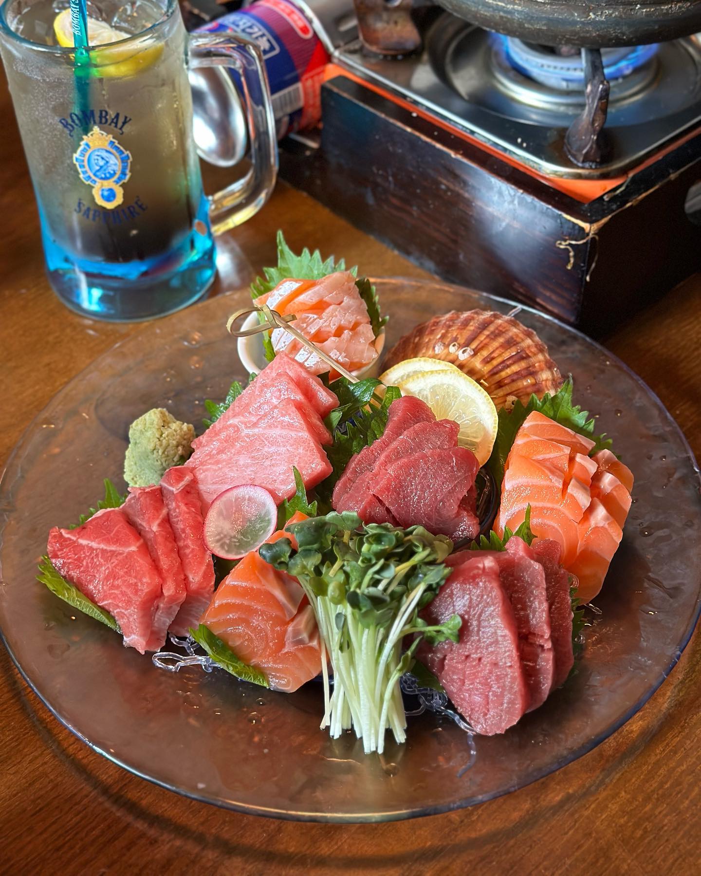 (광고) 신사 이자카야에 숙성회 맛집이라구?!

참치연어회를 시켰는데 너무 부드럽고~ 예상치 못한 숙성회 느낌이잖아?! 짬뽕탕도 해산물 가득 얼큰하고, 크림치즈고로케는 필수메뉴!

📍오레노유메 신사점
#참치연어사시미
#카라시나가사끼해물짬뽕나베
#가마보코크림치즈고로케
#얼그레이하이볼

#두빛먹스타 #두빛_신사 #두빛_광고