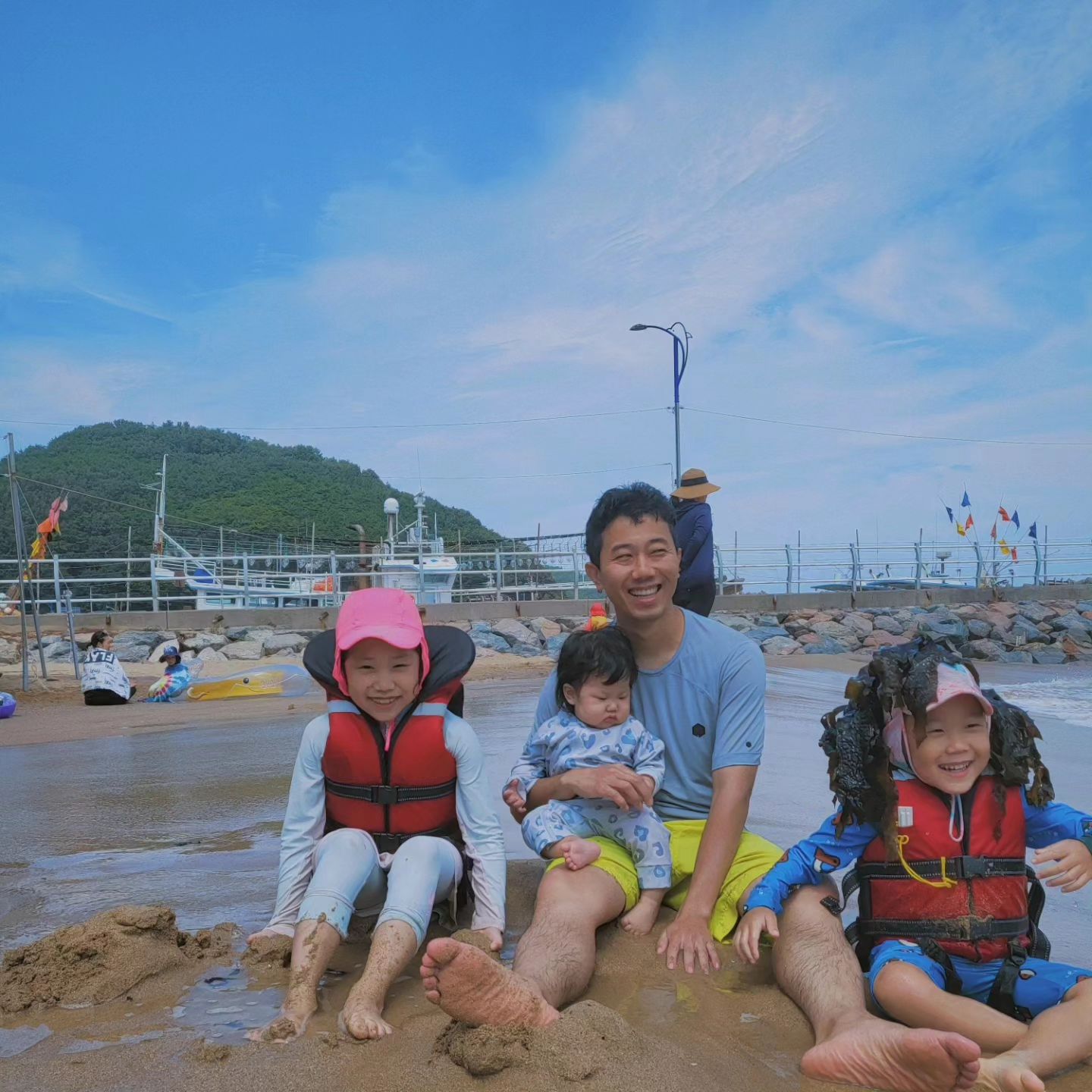 #여름휴가아닌휴가

흠뻑쇼를 기점으로 다음날 시댁모임이 있어서 남양주로 🚗

징검다리 연휴 마침 아주버님과 애들아빠가 쉬는날이라 다같이 아주버님댁에서 자고 놀러가기로❤️

동해바다를 못본게 너무 아쉬웠는데,
아주버님이 그마음을 어찌아셨는지 동해바다 가자해서, 영덕으로 바다 보러 다녀왔다😊

스노클링으로 유명한 영덕 경정해수욕장
수심이 깊지 않아 누구나 즐길 수 있고,
구명조끼까지 무료구비 되어있어 놀기에 최적화👍

평상도 비싸지 않게 빌리고 도착해서 5-6시간을 즐겁게 즐기다 왔다 :)

이래아씨는 처음보는 바다와 모래에 놀라지도 않고 흠뻑져시며 돌고래소리를 질러댔다🤭