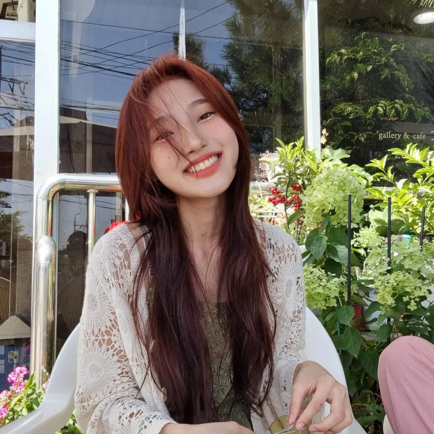 뒤에는 아빠 그림자 옆에는 언니 무릎
😆😆