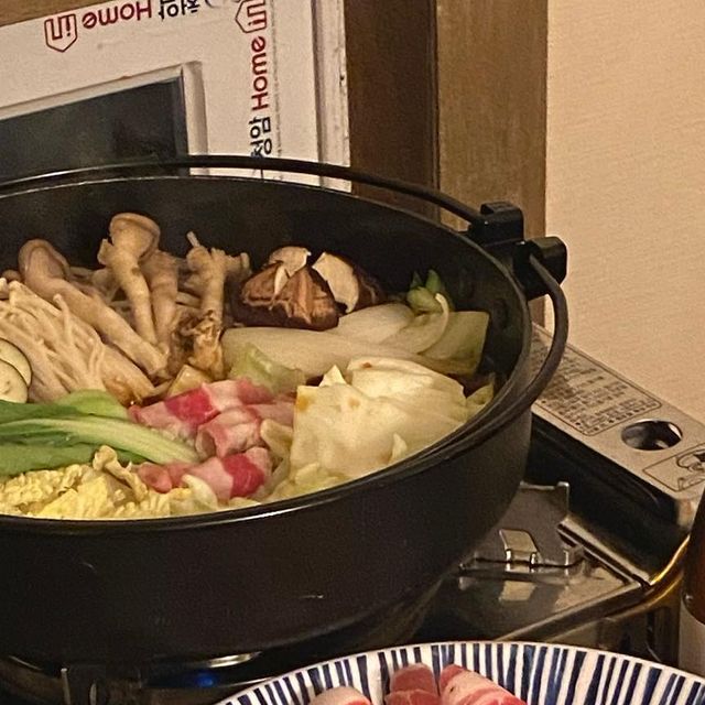 유희𝘺𝘶𝘩𝘦𝘦 - 맛집&카페 투어👀 on Instagram: "언니랑 다락방에서 사케 마시깅🍶 @shokudojin 쇼쿠도진 스키야끼 맛있는거 다들 알았으면🥹"