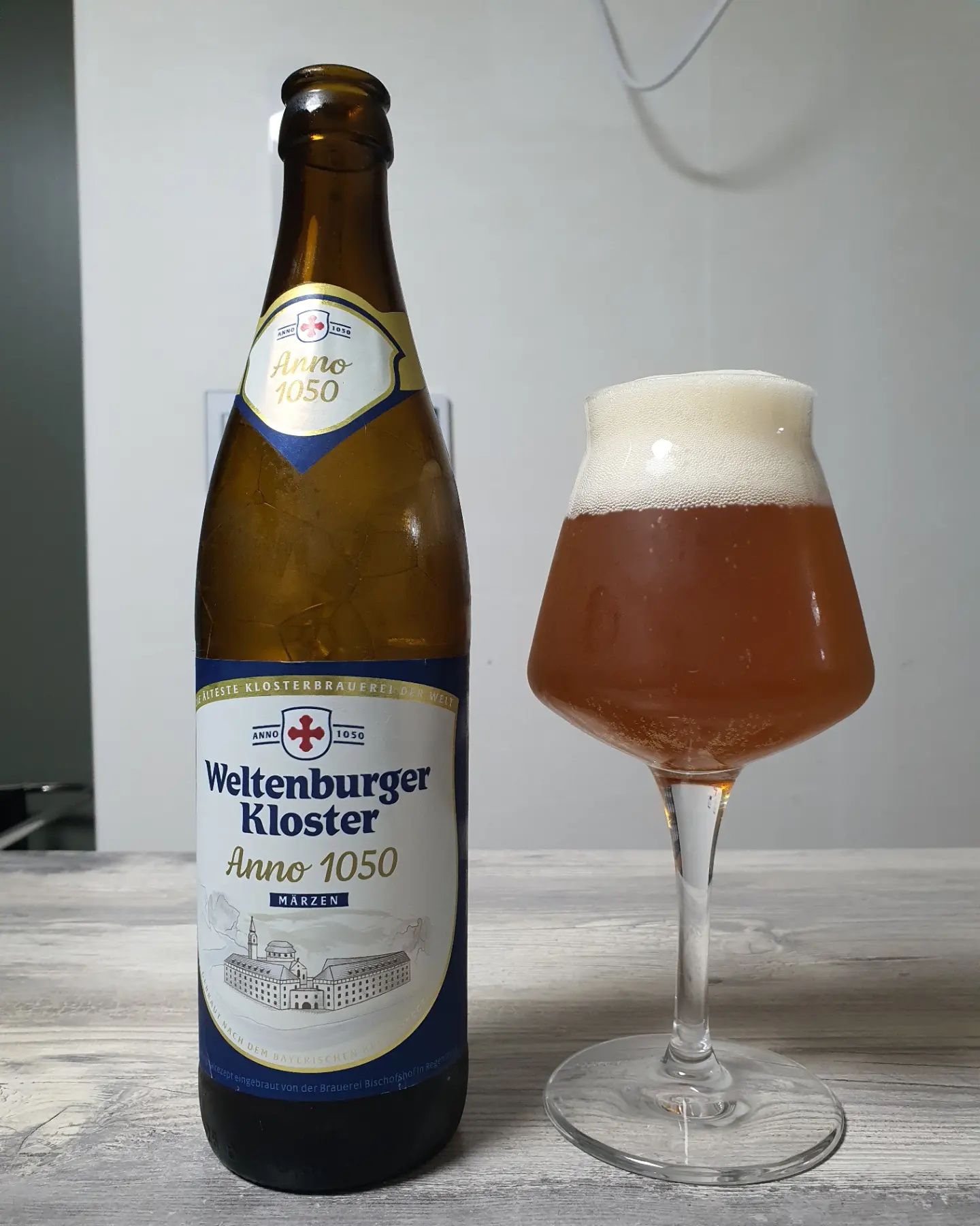 #맥주 #간단리뷰 74 #그날그느낌 
#벨텐부르거_아노1050 #Weltenburger_Kloster #Anno1050 
가격 1병 8000원? (23 KIBEX)
타입 : 메르첸(Marzen)
도수 5.5%
IBU : 22
.
#노즈 
짙은 호박색. 거품도 옅은 호박빛을 띄는 흰색. 폼형태 좋고 유지력도 좋음. 풍부한 고소한 곡물내. 허브향이 삭 올라옴.
#팔레트 
입안탄산 적음. 바디는 중간. 질감도 잘넘어가며 드링커블함. 향 그대로 느껴지고 맥아 고소한게 좋음. 든든한 느낌.
#피니쉬 
쌉쌀함 거의없음. 진득거리지않고 깔끔함. 약간의 단맛과 크게 튀는거 없이 잔잔한 매력.
.
메르첸이랑 3월이라는 독일어 이다. 3월에 양조를 하여 10월 #옥토버페스트 때 페스트비어(Festbier)처럼 축제맥주로 소비한다고 한다. 쉽게 쭉쭉 마시는 느낌이 좋았던 맥주였다.
.
#한마디 
옥토버페스트를 위한 메르첸 맥주.
.
.
.
.
#beer #craftbeer #drinks #ale #lager 
#수제맥주 #크래프트비어 #비어라이프 #맥린이 #편의점맥주 #와앤모 #바틀샵 #맥주리뷰 
#조주기능사 #술스타그램 #일상 #맞팔 #소통 #데일리