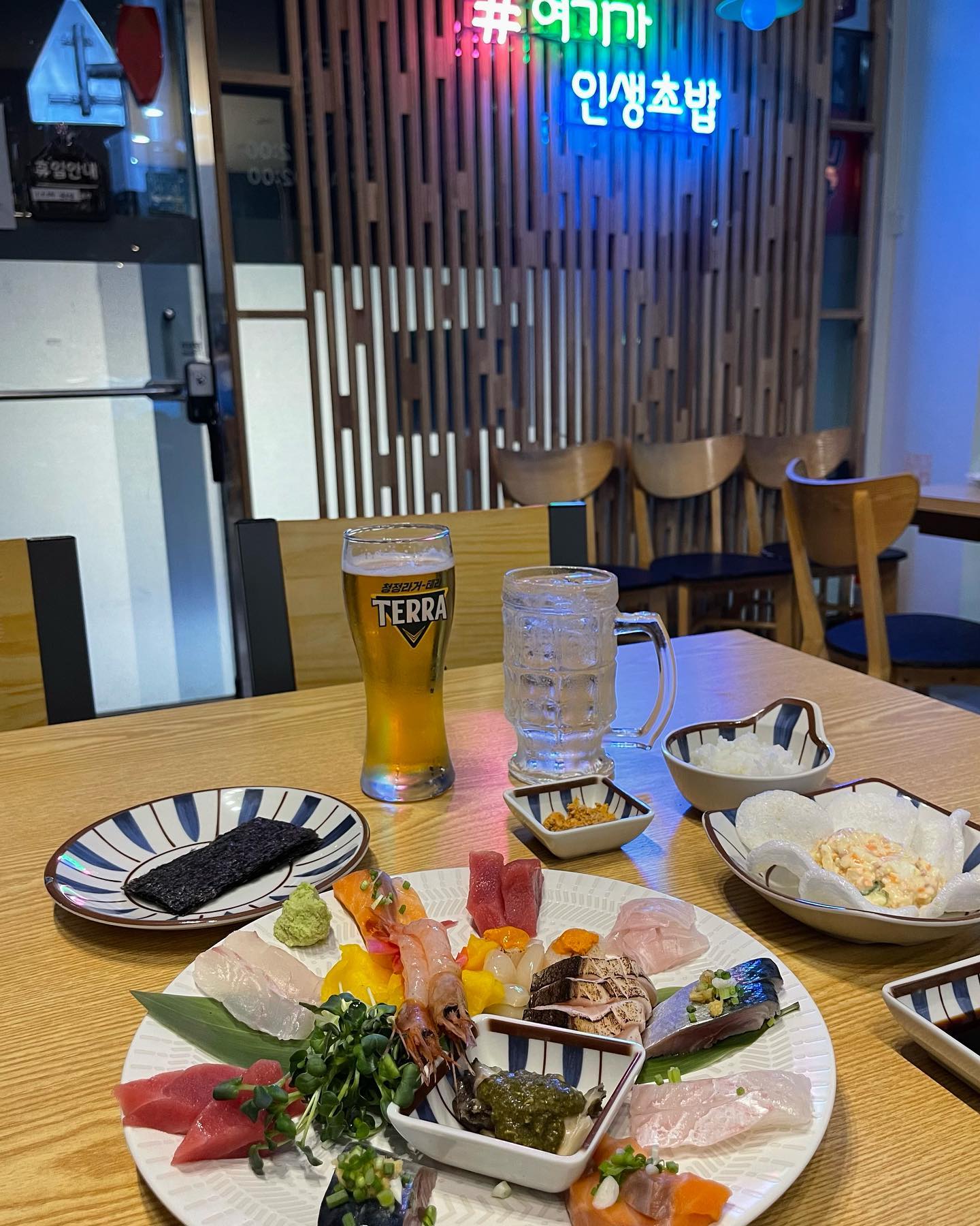 #작전역술집 #이자카야이야시 

요 근래 인친님들 스토리에 자주 올라왔던 #계양맛집 
안주가 특별해 보여서 궁금했던 곳이었는데
어느 날 야근 후 늦은 시간에 방문해 보고 마름에 들어서
오늘 또 가야지!! 싶었는데 불금이라 착각하고 들어왔네요.
불금엔 집에 들어오는 #프로혼술러 

평일에도 손님이 많았고 단골도 많아보였어요.
#숙성회맛집 이며 광어나 생연어는 말해 뭐해~
관자에 우니가 올려져 있고 고등어 맛도 깔끔함!
살짝 익혀낸 부드러운 전복엔 전복장이 와우..

아귀간 쌈장이 예술이었는데 이곳에서 첨 먹어봄.
특유의 고소함에 약간의 식감이 더해져 꿀떨어지는 맛!

우니 단새우 초밥을 사이드로 곁들일까 하다가
새우요리 인기가 많은 것 같아서 망고새우도 먹음^^

개인적으론 모든 메뉴를 식사 겸 술안주로
자주 찾고 싶은 #계양구맛집 이었음😳😳
#사과하이볼 #테라생맥주 까지 꿀조합🫶

집에서 나는 솔로 보다가 간절히 먹고 싶어서 적는 피드🤣

🌼 인천 계양구 새벌로 112 1층 129호

#인태기극복중 #인천술집추천 #인천이자카야 
#인천맛집추천 #인생술집🍺 #작전역맛집 #인천사시미맛집
#incheon #izakaya