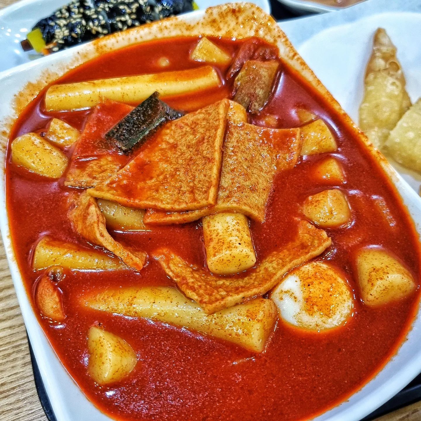 .
서울 10대 떡볶이 #쪼매매운떡볶이 

🍆 서울시 노원구 공릉로 208
🍆 떡볶이(4,000), 순대(4,000), 튀김3개(2,000), 쪼매김밥(1,500)

수요미식회에 나온 진정한 학교앞 떡볶이집! 

이 더운 날씨에도 포장을 기다리는 인파를 보고 알았습니다. 여긴 맛집이구나!!

저 떡볶이가 1인분이라면 믿으시겠어요? 여러명에서 방문하신다면 떡볶이 1인분에 여러가지 메뉴 드셔보시는 것을 추천해요!

가게 이름을 너무 잘지은것 같은게 떡볶이가 너무 맵지도 그렇다고 안맵지도 않은 쪼매매운맛이였어요, 갠적으로 저 국물에 순대랑 김밥 찍어먹는 걸 좋아하는데 넘 적당한 맵기라 계속 찍어먹었지뭐에요🙂

떡볶이 덕후라면 순례가야할 곳! 공릉동 쪼매매운떡볶이 였습니다!

#공릉맛집 #과기대맛집 #서울10대떡볶이 #서울떡볶이맛집 #공트럴파크맛집 #공릉순대 #공릉분식 #가지가지