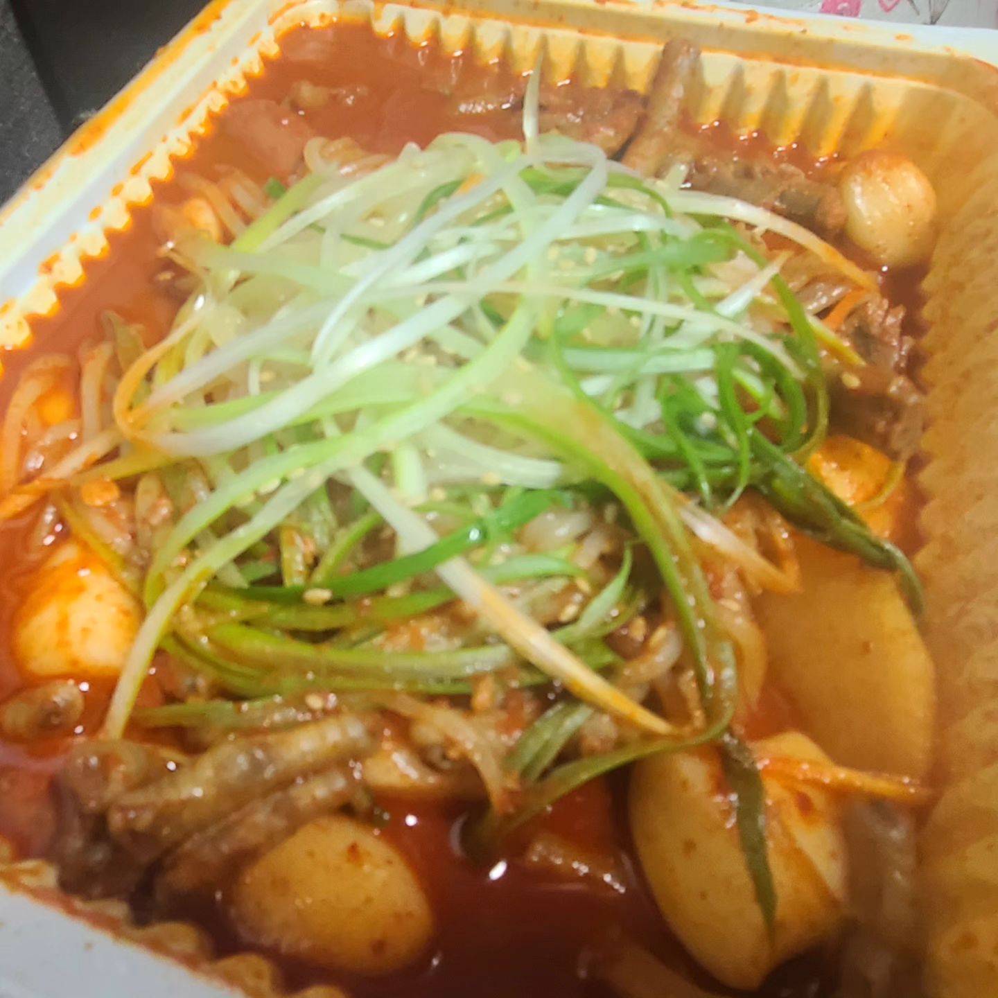 #송파구배달맛집 #삼촌네포차 #닭발 못먹는 저도 맛있게 먹을 수 있어서 좋아요
국물이 맛있어서 와이프는 닭발 위주로 저는 떡 메추리알 비엔나 요런것만 먹었는데 쫄면 소면 라면등 사리도 추가 가능해서 쫄면사리 추가 했는데 만족도 높았습니다
앞으로 닭발 좋아하는 와이프와 한잔할때 더 자주 주문해야겠어요~