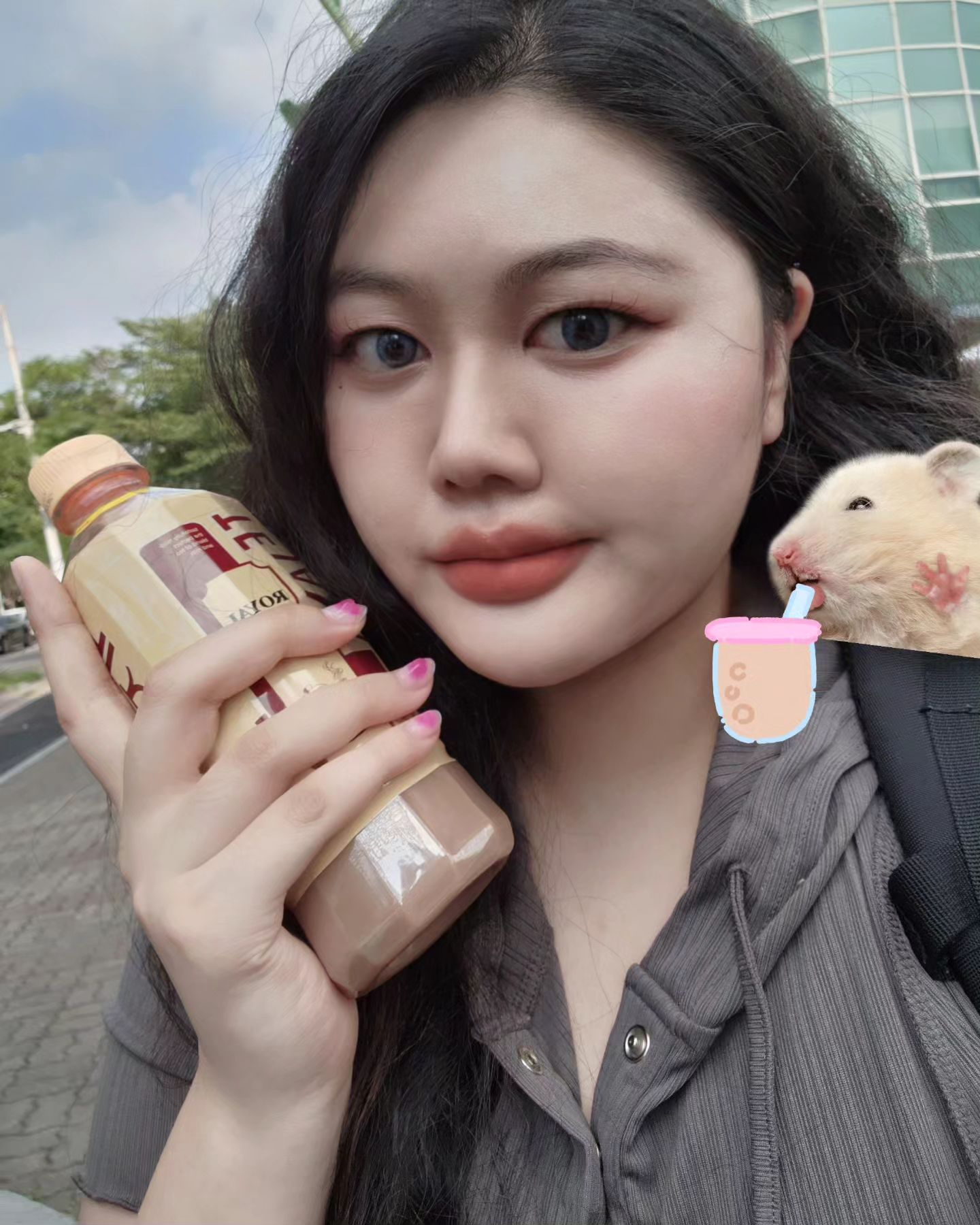 #협찬

어릴 적에 그런 얘기를 들은 적이 있다.
서울대에선 시험기간이 되면 자판기에 데자와가 동난다고.

그 때 생긴 '서울대음료' 타이틀에 대한 궁금함에 처음 사 마신 데자와.
밀크티답게 호불호가 크게 갈릴 순 있지만 다행히 나한테는 호였다.

워낙 고카페인이 함유돼있다보니 커피 대신 마셔도 밤샘 가능이다^0^

#데자와 #동아오츠카 #서울대음료 #밀크티 #고카페인