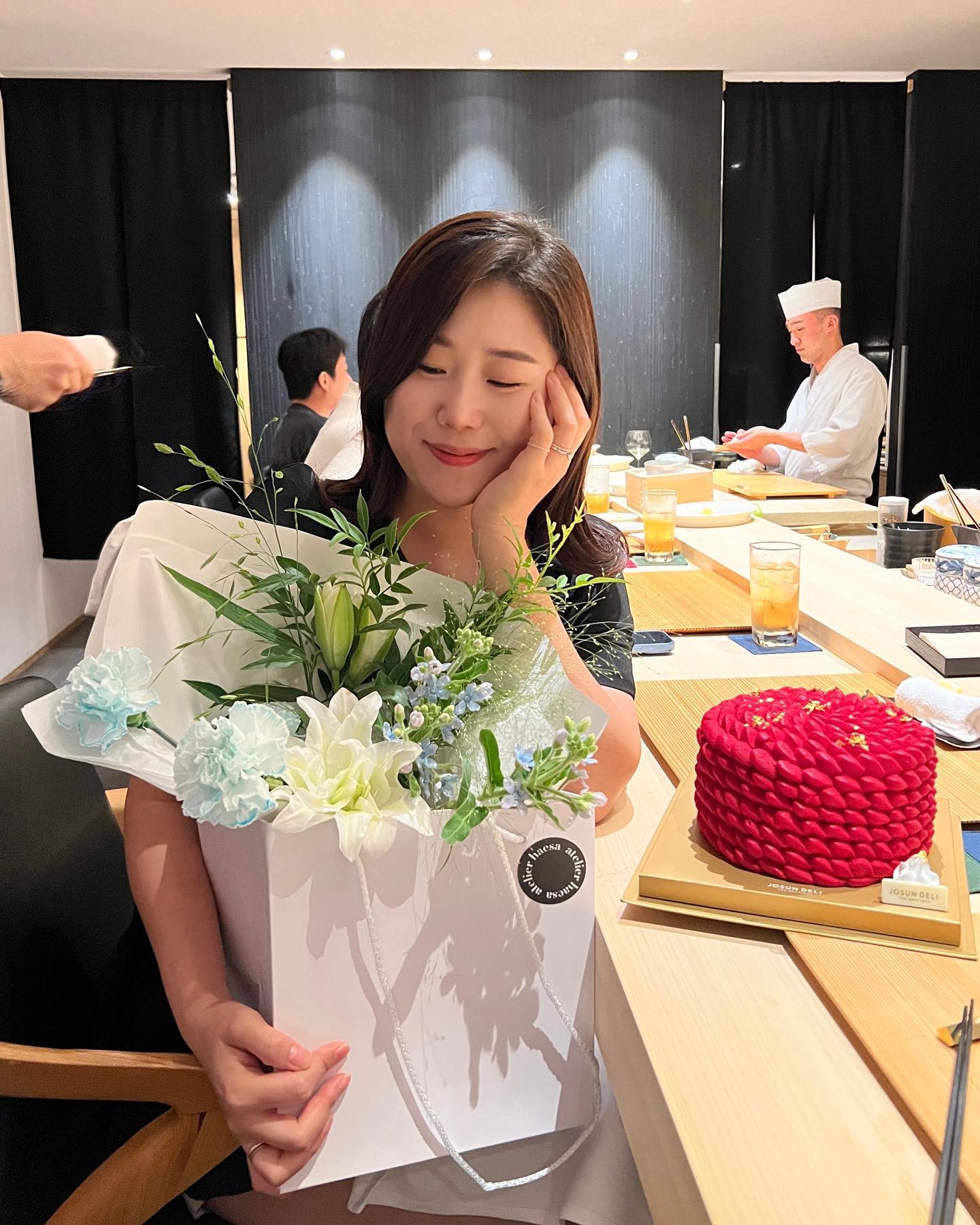 생일 저녁으로 우정양곱창 예약해놨대서
엥? 거기 예약 안되는데 아닌가하고
따라갔는데 스시렌 🍣

들어갈때 케잌 안갖고 들어가길래
안 샀나보네 했는데 점심에 미리와서
꽃이랑 케잌 맡겨두고 가고

의자에 지갑을 두길래 테이블 위에 올리라고 했다가
눈초리받았는데 알고보니 편지 숨겨뒀던

나 오늘 술 완전 많이 먹을거야 해놓고
맥주 한잔과 음식에 배불러서 2차도 못가고
집에 왔지만 간만에 데이트에 
기분전환 제대로✨

생일 전날 올해 최고로 심하게 싸웠는데
진심 꾹꾹 눌러담은 편지에 울컥햇어
앞으로도 잘 살아보쟈요 
jeongminnye 

마지막은 내 보물 근황 👶🏻

생일축하해주신 모든 분들 감사해요❤️

#HBD #생일 #스시렌 #조선델리