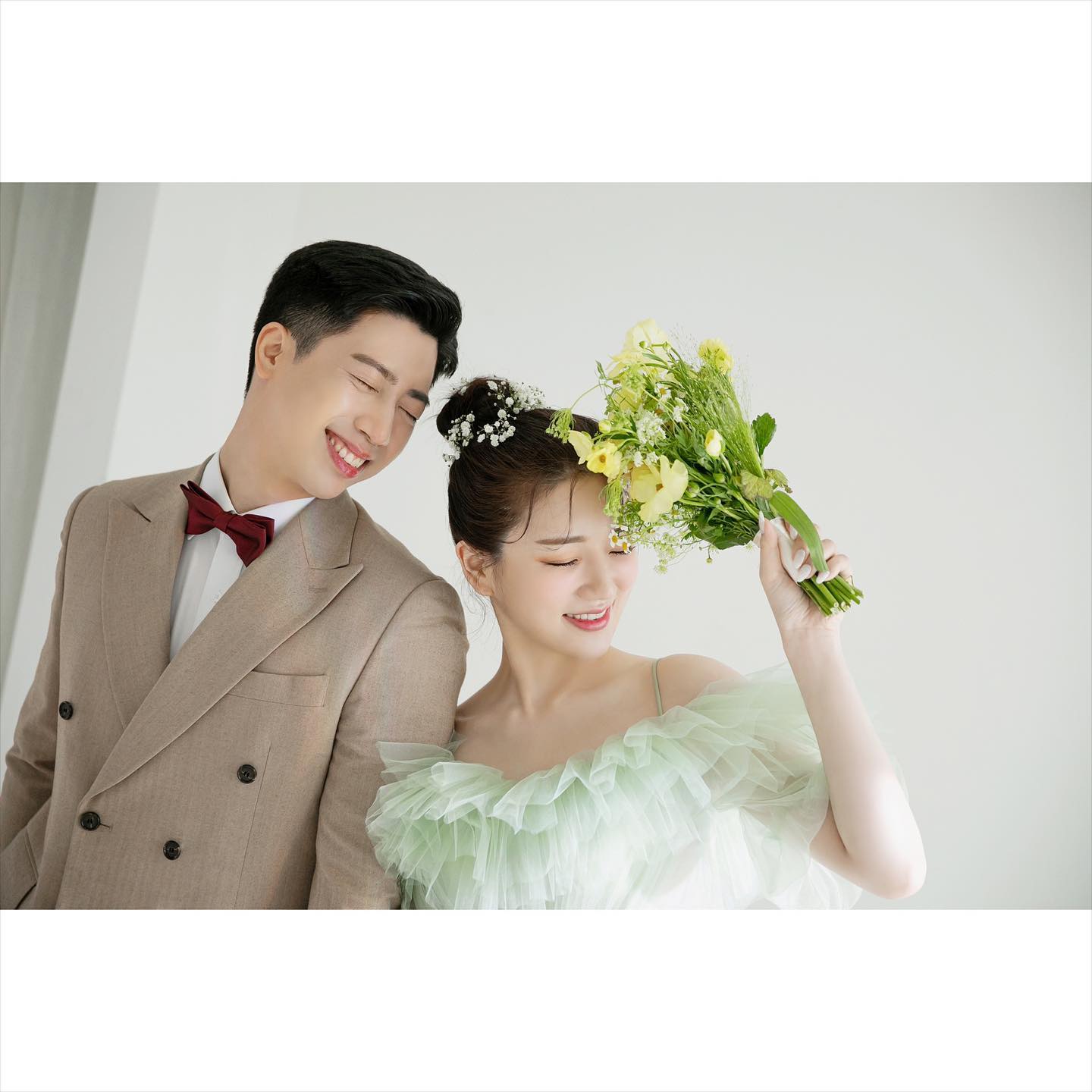 .
.
.
💍
청량한 척 하느라 눈뜬게 거의 없는
초록드레스 씬💚🍀🌿🌱☘️🌴
그래도 너무 마음에 든닷👗
.
.
.
◽️Photo
#피아스튜디오 fia_studio_ 
.
◽️Dress
#제이스포사 jsposa_wedding 
.
◽️H/M
#코코미카 cocomika_wed
.
.
#웨딩촬영 #초록드레스 #🌿🍀 #결혼사진 #웨딩사진 #📷