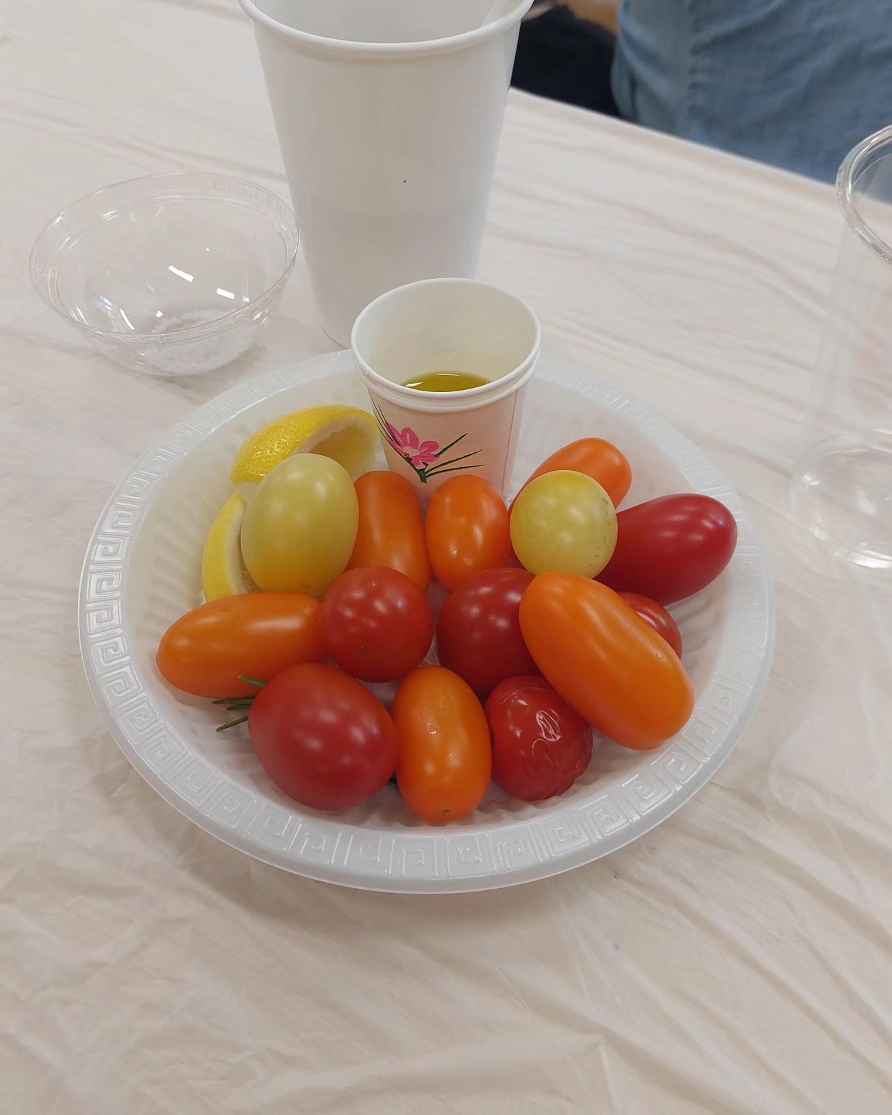 🍅 #김롸스타그램 
방학동안 오전출근으로 바꿔서
처음으로 어린이집 부모교육 참여해봄
루아랑 같이 만든 방울토마토 매실청 절임
주말에 맛있게 먹자😜
.
예전엔 어떻게 매일매일 8시반 출근을
10년이나 했을까???
오전출근 너무 힘들어🫥🫥🫥
.
.
.
#방울토마토매실청절임 #요리수업 #일상