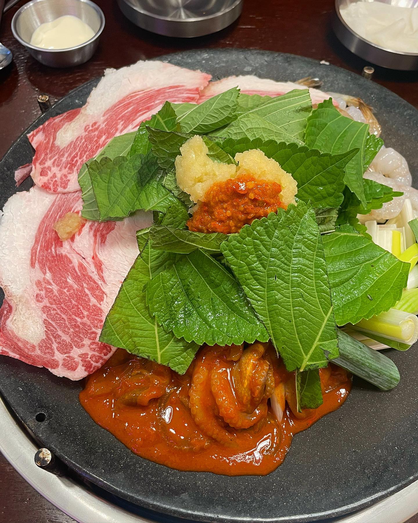 #일산맛집 #고양맛집 #쭈꾸미도사 

주차가 가능한 매장을 찾다보니 쭈꾸미도사 원흥점을 방문했어요!

매장은 생각보다 작은데, 사람이 많이 붐비진 않아서 좋았어요. 제가 들어오고나서 점점 테이블이 차는느낌? 저는 “쭈꾸미+차돌+새우” 를 시켰는데, 가격은 한우 대창 빼고는 1인 16,000원 동일해요! 새우양에 놀라웠고 차돌 퀄리티에 한번 더 놀랐어요. 

여기에 시그니처인 #치즈폭탄 #계란찜 을 먹으니 포만감이 장난 아닌데 🤪과연 계란이 몇 개 들어간 걸까요..?

#날치알볶음밥 도 꼭 시키세요!
역대급 볶음밥 맛집임ㅎㅎ 1인분 시켰는데도 2인분 같은 양 주셨어요.

술이 술술 들어가는 저녁 식사 였네요.

🚘참고로 주차는 1시간 30분 무료 입니다.

📍 경기 고양시 덕양구 삼송로 12 125호(원흥동, 반도 유스퀘어)
⏰ 11:30am~02am 
 15:00~16:30 브레이크 타임
⭐️ 4(5) 재방문 의사 ⭕️

#메이_일산맛집

#일산술집 #고양술집 #회식장소추천 #서울맛집 #경기술집 #쭈꾸미 #육전 #쭈꾸미맛집 #차돌박이 #맛집 #먹스타 #맞팔환영