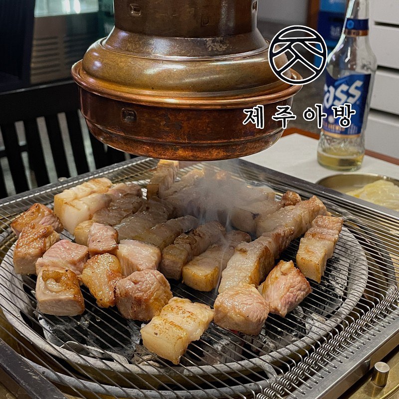 📍 을지로 제주아방

장은 2인 1개로 소금, 쌈장, 갈치속젓, 와사비가 준비되었다.요즘 삼겹살에 빠질 수 없는 명이나물도 나옴!백김치와 파김치도 나왔는데 삼겹살에 파김치 싸먹으면 존맛탱 !파김치 보니까 후식으로 냉면 대신 짜파게티 팔면 좋을 것 같단 생각이 든다.파채도 싱싱하고 간도 적당해서 계속 당겼다.서비스로 나오는 기본 계란찜!우리 집에 뚝배기가 있어도 이렇게 안되는데 고깃집에서 볼 때마다 비법이 궁금함 ㅋㅋ

✔ 삼겹살(180g) 16,000 x 2
✔ 목살(180g) 16,000

제주아방은 기본적으로 초벌+고기 커팅이 되어 나온다.고기를 작게 먹는 사람들한텐 조금 클 법한 사이즈였고 나는 큰 게 육즙이 팡 터져서 선호하는 편이다.이전 이미지다음 이미지고기의 질과 굽기는 준수한 편이었으나 알바생들이 조금 어려 굽는 스킬에 능숙하진 않았던 것 같다.그래도 무난하게 먹을만한 돼지 고깃집인 것 같다.

✔ 물냉면 6,000

후식은 당연히 냉면이죠 💗딱따콩님이랑 나는 배불러서 둘이 나눠먹을 물냉면 하나만 주문해 보았다.남은 고기랑 김치들이랑 먹으면 맛있음

✔ 비빔냉면 6,000

다른 분이 주문한 비냉은 굉장히 맵다고 한다..!매운 걸 못 먹는 편은 아닌데 매워 죽을라고 하는 거 보면 진짜 매운 듯 ㅠㅠ 주문할 때 조심하세요.

자세한 리뷰, 프로필 링크 가능⬇
https://m.blog.naver.com/syeonni/223182728094