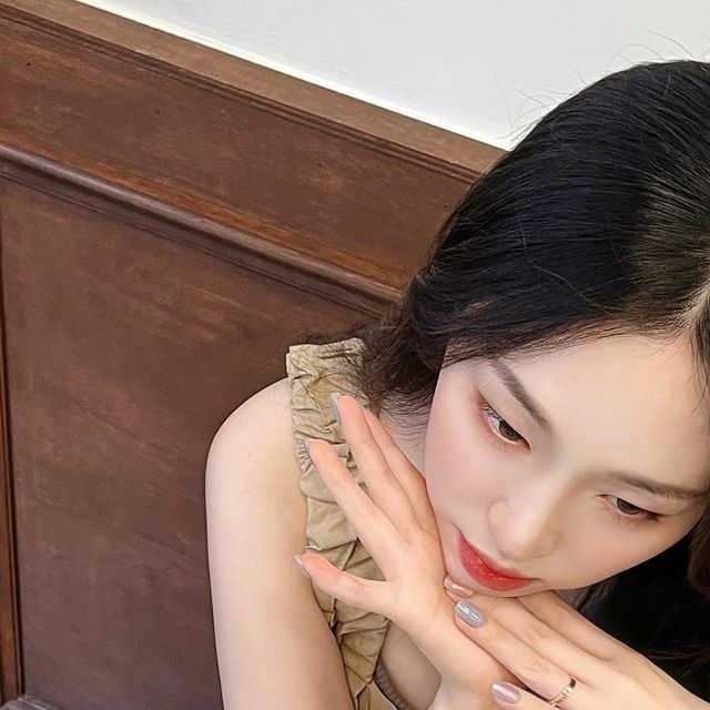 유리아 Yulia🌸 on Instagram: "#협찬 서울숲 앤티크 유럽갬성카페🍰🚪 곧 서울숲 수국피는거 아시죠?! 성수 카페는 요기다! 특히 망고프레지에가 미쳤어요,,♥ 완전 달달한 생망고 맛, 식감 그