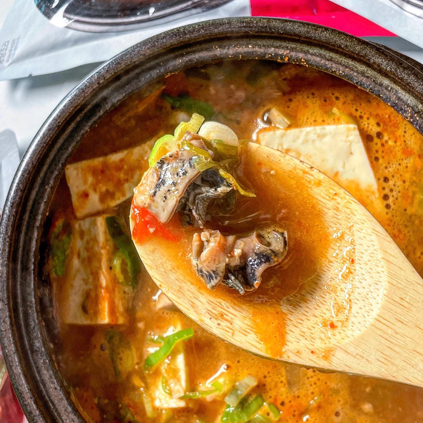 #광고 칼칼함의 끝판왕 왕큰 차돌육개장&우렁된장찌개

앗 보인다보여! 너무 쉽게 보이는 차돌고기와 우렁 토핑.

차돌 육개장 속 차돌 모양은 두껍게  썰었고 크게 썰려있었다. 야들야들한 맛과함께 고기기름이 풍미를 살렸다. 자칫 느끼하다고 생각할 누군가를위해 칼칼한 국물이 화려하게 입가심하도록 균형잡아주었다. 느타리버섯, 대파, 토란대가 많이 들어있어서 밥말아먹기에 부족함이 없었다. 더미식만의 볶음 다대기로 더욱 고소하고 칼칼한 맛이었다. 집에서 먹기에도, 캠핑&여행지에 들고가기에도 간편하다. 

우렁된장찌개는 우렁살을 포함하여 감자,호박,버섯 등 각종 야채들로 조화롭게 먹을 수 있었다. 재래식 된장과 100일간 숙성한 된장을 조화시킨 깊고 구수한 된장찌개 맛이였다. 맛이 포닥포닥하다고하나? 부드러운 국물맛이 일품이였던 우렁된장찌개. 우렁살이 씹힐만큼 썰어져있어서 더욱 마음에들었다.

물에 중탕해도되고 가스레인지에 끓여도되지만 전자레인지로 4분만 돌리면 완성되는 간편식bbbb

themishik_official 

#더미식 #저녁메뉴추천 #저메추 #점심메뉴추천 #점메추 #더미식국물요리 #하림 #우렁된장찌개 #차돌육개장 #육개장 #된장찌개 #점심메뉴 #저녁메뉴 #점심추천 #저녁추천 #먹방기록 #먹방 #먹스타그램 #좋반
