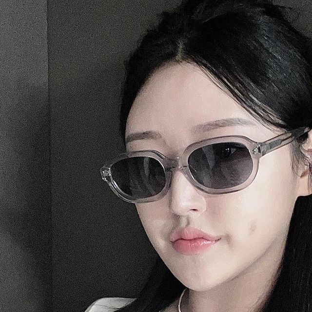 채 이 on Instagram: "너 땜에 비내리잖아; 심장마비🕶️ (feat. 라스텔지아 선글라스, 반묶음, 모니멀 목걸이)"