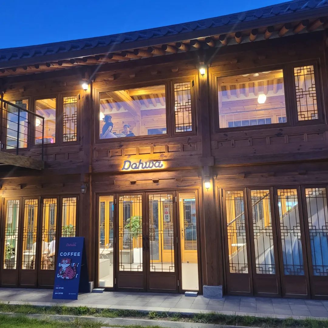 🤎
.
#광고
고즈넉하면서도 이야기가 있는 행궁동 카페도화! 
프로필 블로그로 구경하러 오세요🥰
.
.
.
#협찬#카페도화#한옥카페#행궁동카페#행궁동맛집##행궁동데이트#행리단길카페#행리단길맛집#행리단길데이트#야외카페#도화타이거#수원전통문화관#인절미폭포크림크루아상#커피맛집#디저트맛집#행궁카페