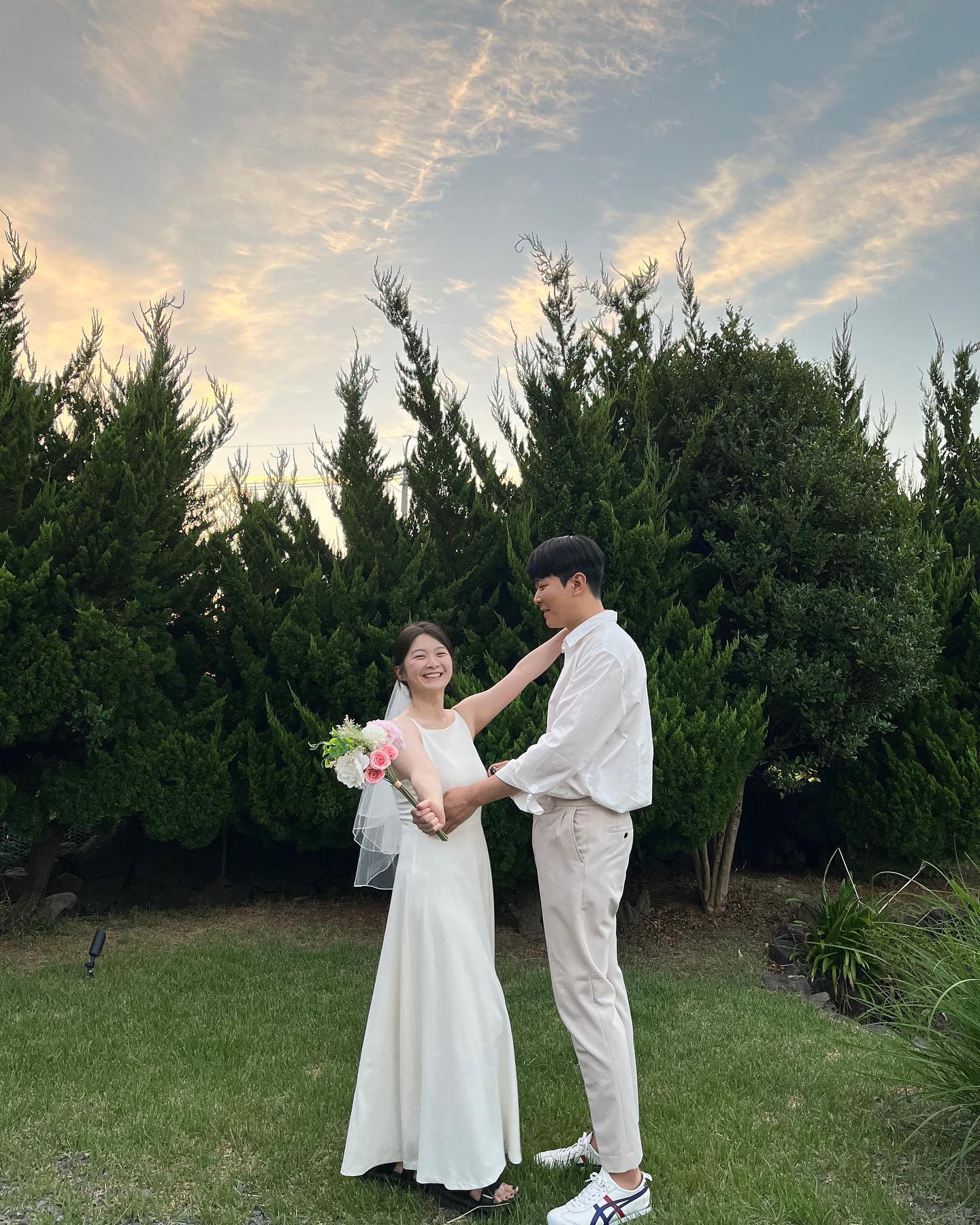 올해가 가기전에 밀린 사진 다 올릴테야,,,

작년 이맘때쯤 나의 말 한마디로 일 벌린 우리👩‍❤️‍👨
그렇게 힘들다는 제주도 셀프 스냅을 해냈다!!

👩🏻: 오빠 우리 여름휴가때 제주도 가는 김에 셀프 스냅이나 찍을래?
🧑🏻: 민정 하고 싶은대로 다 해~

지금 생각해보면 정말 무모한 짓이였던 제주셀프스냅📷
웨촬도 하기 전이라 웨딩 사진이 뭔지도 모르고 그냥 흰색 드레스 입으면 웨딩촬영인줄 알았지,, 삼각대 하나 들고 아이폰 믿고 찍은 우리 셀프 스냅🎶
화장 좀 덜 되면 어때~ 
머리 좀 엉망이면 어때~
옷 좀 흐트러지면 어때~ 
조명 엉망이면 어때~
편집 좀 못하면 어때~

우리가 즐거웠으면 된거지:) 
인스타엔 여기저기 자랑했던 사진 말고 비하인드컷들 올려야지😃사진찍는 내내 날씨도 최상 기분도 최상이라 죄다 웃는 사진들이 너무 많다

내가 하고싶은걸 함께해주는 사람과 함께라 행복합니다🍀