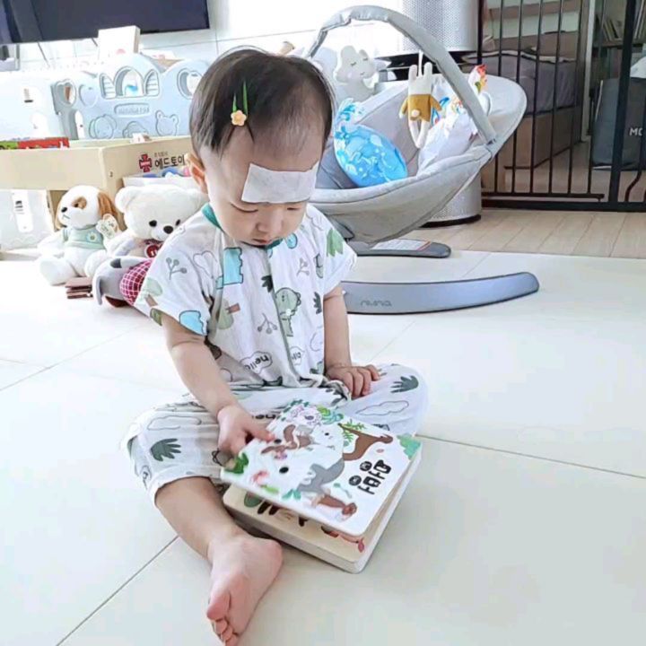 신열무가 참 좋아하는 책🎶
플.레.이.송.스 멍멍🐶
노래 중독성있어서 
엄마도 따라 부르게 된다는ㅎㅎ

열이 39도 넘는대도
책 보고 있는게 찬 신기방기😅

#아기일상 #16개월아기놀이 
#아기장난감 #아기선물 #돌아기선물
#100일아기선물 #조카선물 #아들선물
#딸선물 #플레이송스 #플레이송스사운드북 #사은드북 #아기놀이공유
#책육아 #책육아그램 #책육아기록
#스스로책읽는아이 #재밌는책 #아기책추천 #아기책선물 #구내염 #아기구내염 
#그만아프자 #키즈스콜레 #키즈스콜레고덕점