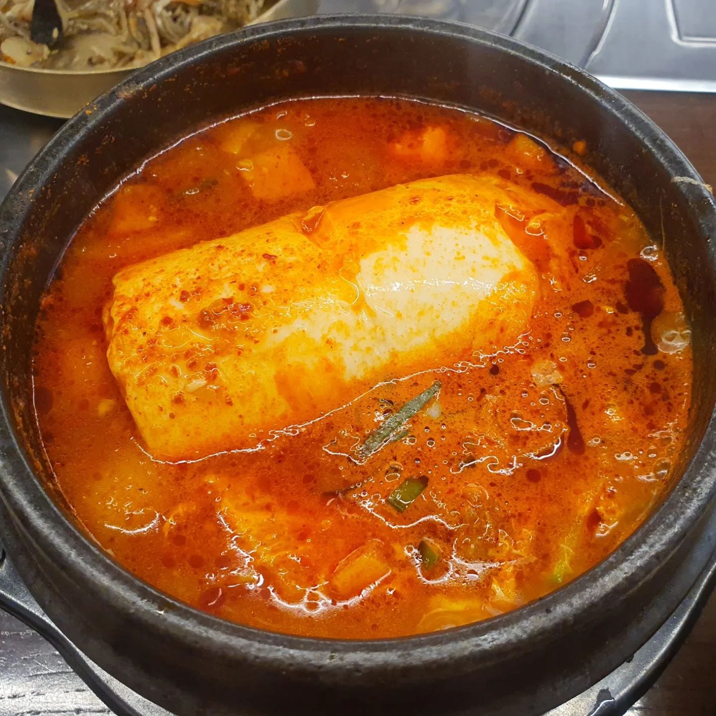순두부가 통으로~
들어가는 순두부찌개

점심에 근처에 먹을 곳이
정녕 별로 없어서 고기집에서
점심식사 메뉴로 파는 순두부찌개!

칼칼하니 해장하기 딱 좋음
밑반찬도 정갈해서 집밥느낌

찌개안에 고기도 큼직큼직하게
들어가있어서 생각보다 든든하게 먹고나옴

.
.
.
.

#덕수네소갈비 #수서밥집 #수서고기집
#맛스타그램 #먹스타그램 #먹방 #맛집 #먹스타 #맛스타 #맛집추천 #자곡동밥집 #맛집스타그램 #먹팔맞팔 #순두부찌개
#직장인점시 #직장인밥집