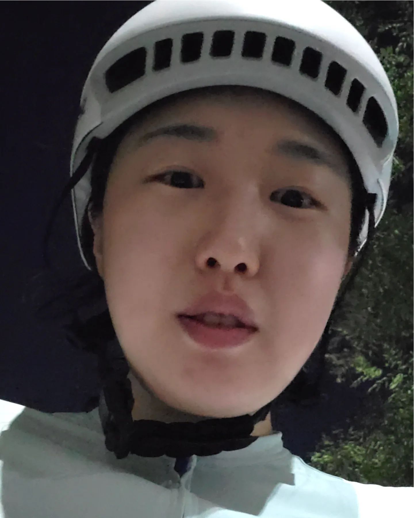 어제는 진짜진짜 오랜만에 밖에서 자전거를 탔다
너무 덥고 힘들었는데 이상하게 기분이 나아졌다(다크도)
충격적이게도 어제 자전거 타면서 남은 사진이 이거뿐이라...
이런 사진은 왜찍은거냐 ㅋㅋㅋㅋㅋㅋㅋ킹받는 신발샷은 덤이다
그래도 기분이 좋았으니 기록은 남기려한다
사실 몰래 타고 집에가려했는데 헬멧이 없었다...
대왕 헬멧도 빌려주고 우울한 나를 밖으로 끄집어낸
친구에게 감사의 인사로 헬멧에 엄청난 땀을 선물해주었다
미안하다....🤣🤣🤣🤣🤣🤣
그럼 20000 내일은 월요일이다...화이팅!

#어운완 #로드자전거