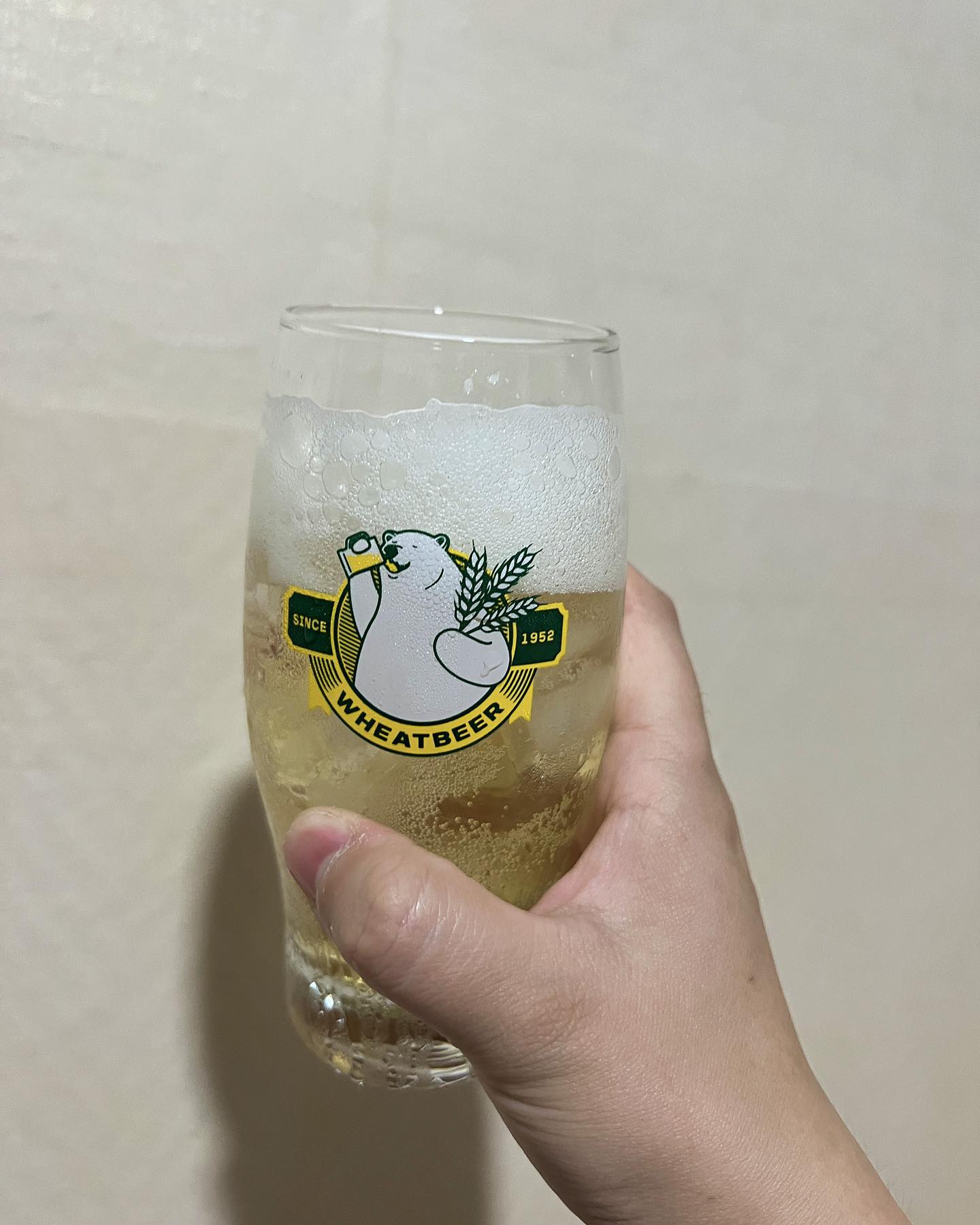 (광고) 본 포스팅은 제주맥주 서포터즈 활동의 일환으로 제품을 제공받아 작성하였습니다.
.
평소에도 곰표 맥주를 좋아하는 편인데 곰표 맥주와 함께 곰표 통밀 크래커랑 같이 먹어봤는데 단백하니 맛있었음  밀맥아의 고소함과 과일향의 향긋함으로 더 맛있음 거기에 단백한 크래커와 재밌는 영상까지 더하니 쉬는날의 소소한 행복💕
#제주맥주 #곰표밀맥주 #곰표맥주
#집에서 #혼술 #혼술스타그램