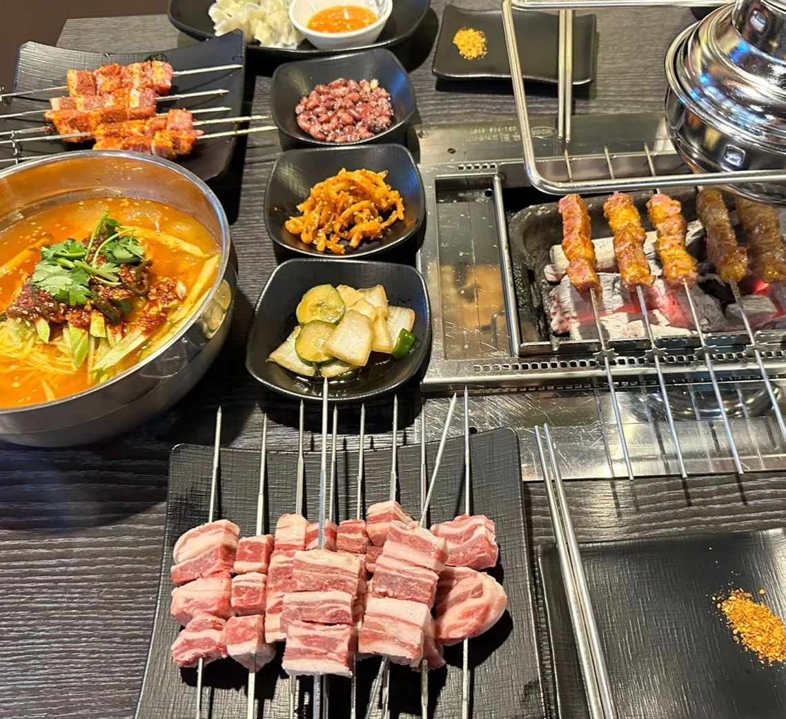 #협찬 [김사부양꼬치]
•양꼬치+양삼겹+옥수수냉면 

김사부양꼬치는 양꼬치가 메인인 음식점이에요😊 저는 양꼬치, 양삼겹, 옥수수냉면을 먹어봤어요! 

양꼬치는 잡내가 없고 양삼겹보다 담백해서 부담없이 먹기 좋았어요! 양삼겹은 비계가 더 많기 때문에 고소하고 부드러웠어요! 둘 다 맛있는데 저는 양삼겹이 더 취저였어요😘 

옥수수냉면은 처음 먹어봤는데 시원한 냉면 국물에 쫄깃한 옥수수면이라 말해뭐해 맛있었고, 양고기랑 먹기에도 잘 어울렸어요🩷 부산밀면이랑 살짝 비슷하더라구요! 

기계가 돌아가면서 자동으로 구워지기 때문에 땀 흘리면서 굽지 않아도 되니까 좋았어요ㅎㅎ 자리마다 태블릿이 배치되어 있어서 주문하기도 편했어요👍 

메뉴는 양고기 외에도 양갈비, 닭고기, 닭똥집, 염통 등 다양한 꼬치들이 있었어요! 마라탕, 꿔바로우, 가지튀김, 온면 등 사이드메뉴도 많아서 여러가지 시켜먹기 좋은 곳 같아요! 

주소👉 서울 성북구 동선동1가 71
매장번호👉 050-71405-1130
영업시간👉 일~목16:00~03:00, 금~토16:00~04:00 

#__김사부양꼬치 #김사부양꼬치 #성신여대맛집 #성신여대입구맛집 #성신여대입구역맛집 #동선동맛집 #성신여대양꼬치 #동선동양꼬치 #성신여대입구양꼬치 #성신여대양갈비 #성북구양꼬치 #성북구맛집 #먹팔맞팔 #먹팔환영 #먹팔해요 #먹스타그램 #좋아요 #먹스타맞팔