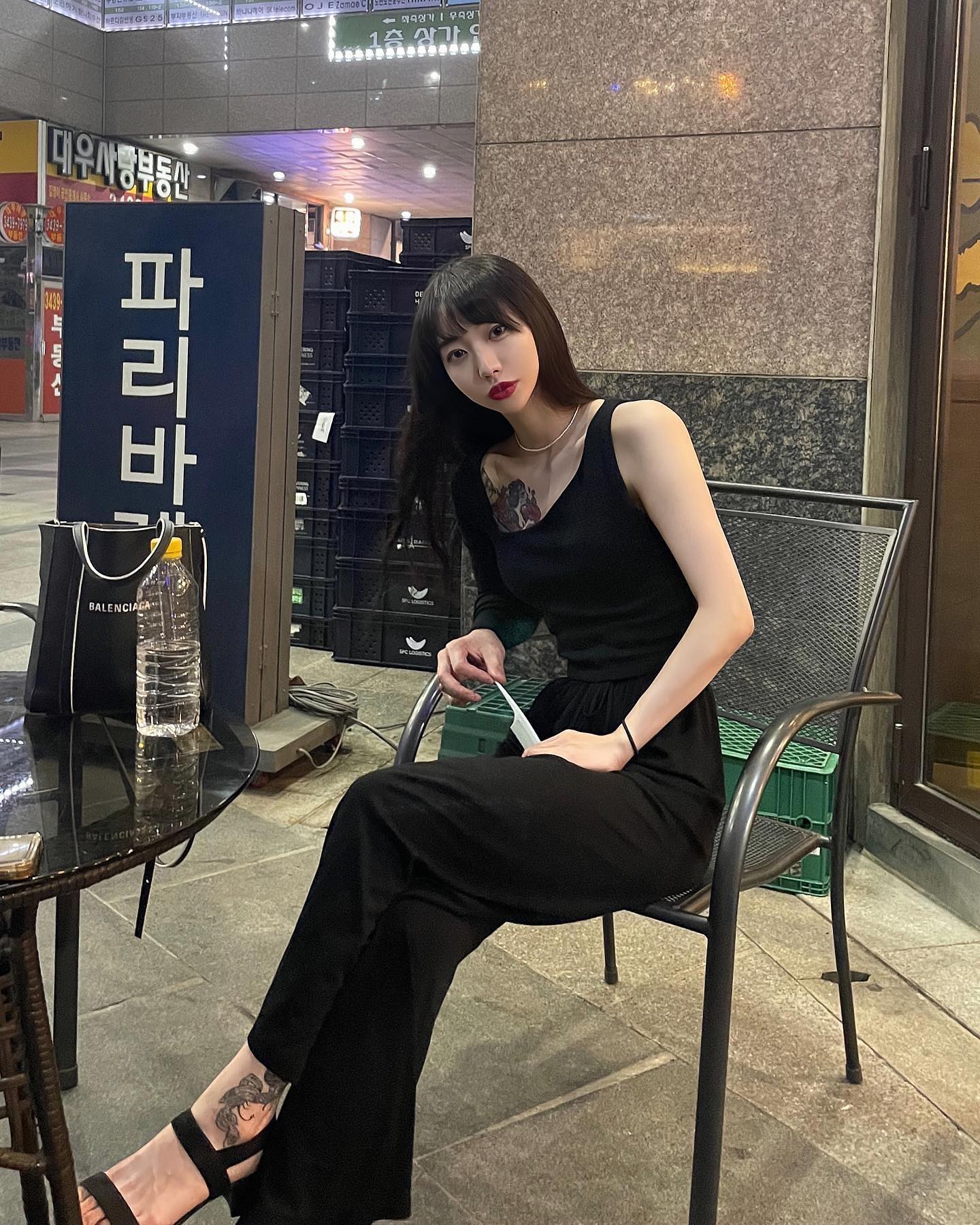 알락 BLACK 🖤
-
-
-
배경 각도 구도 수평 수직 다 무시하고 
지 맘대로 찍어버리는 친구에게 사진을 부탁했을 때.jpg
야 잘 찍을 수 있다매
 #발짤림