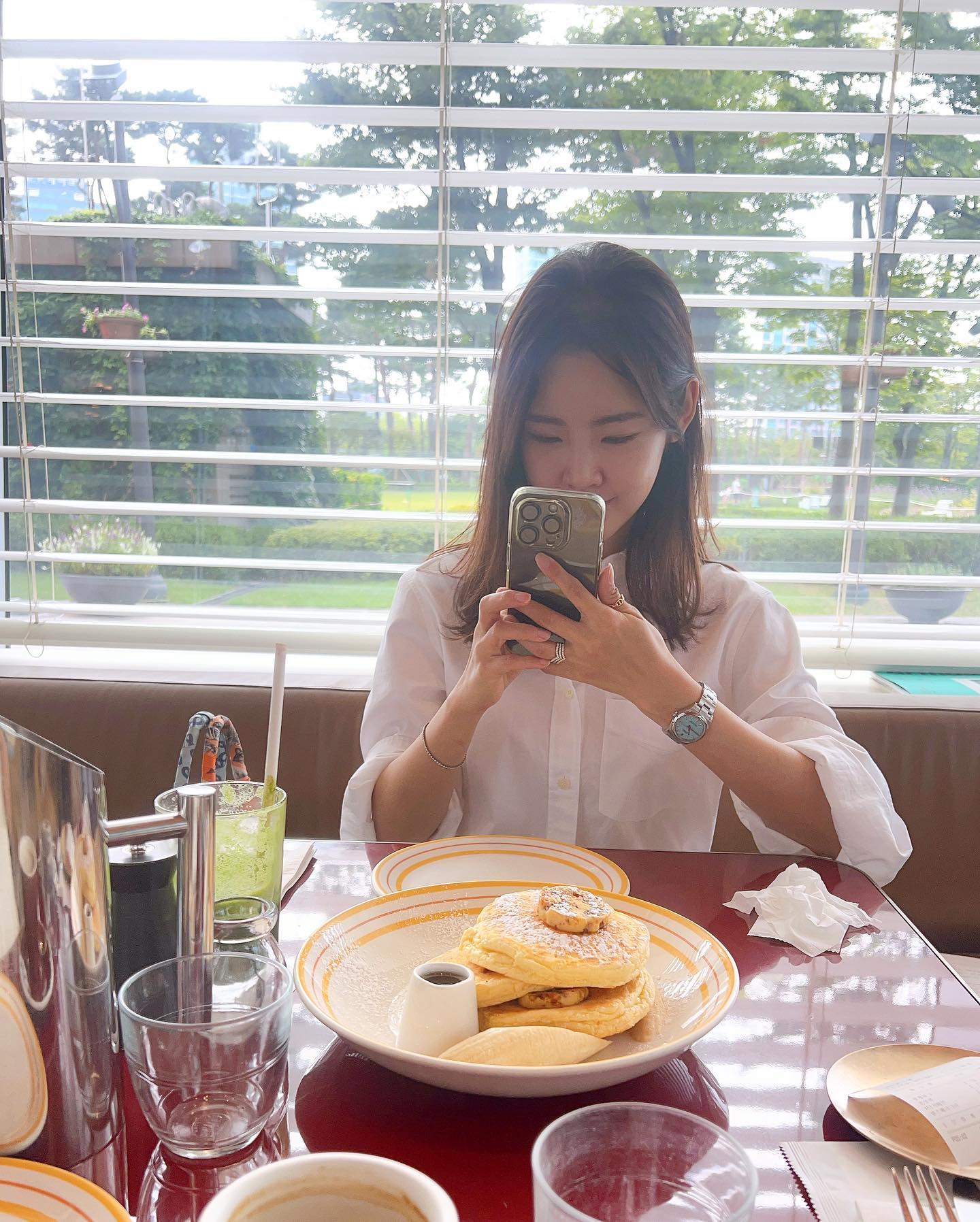 동친과 주말 브런치 🩵
사진도 잔뜩 찍고 건강하게 그린주스.
새로니는 아빠랑

#동친브런치 
#빌즈 #잠실브런치