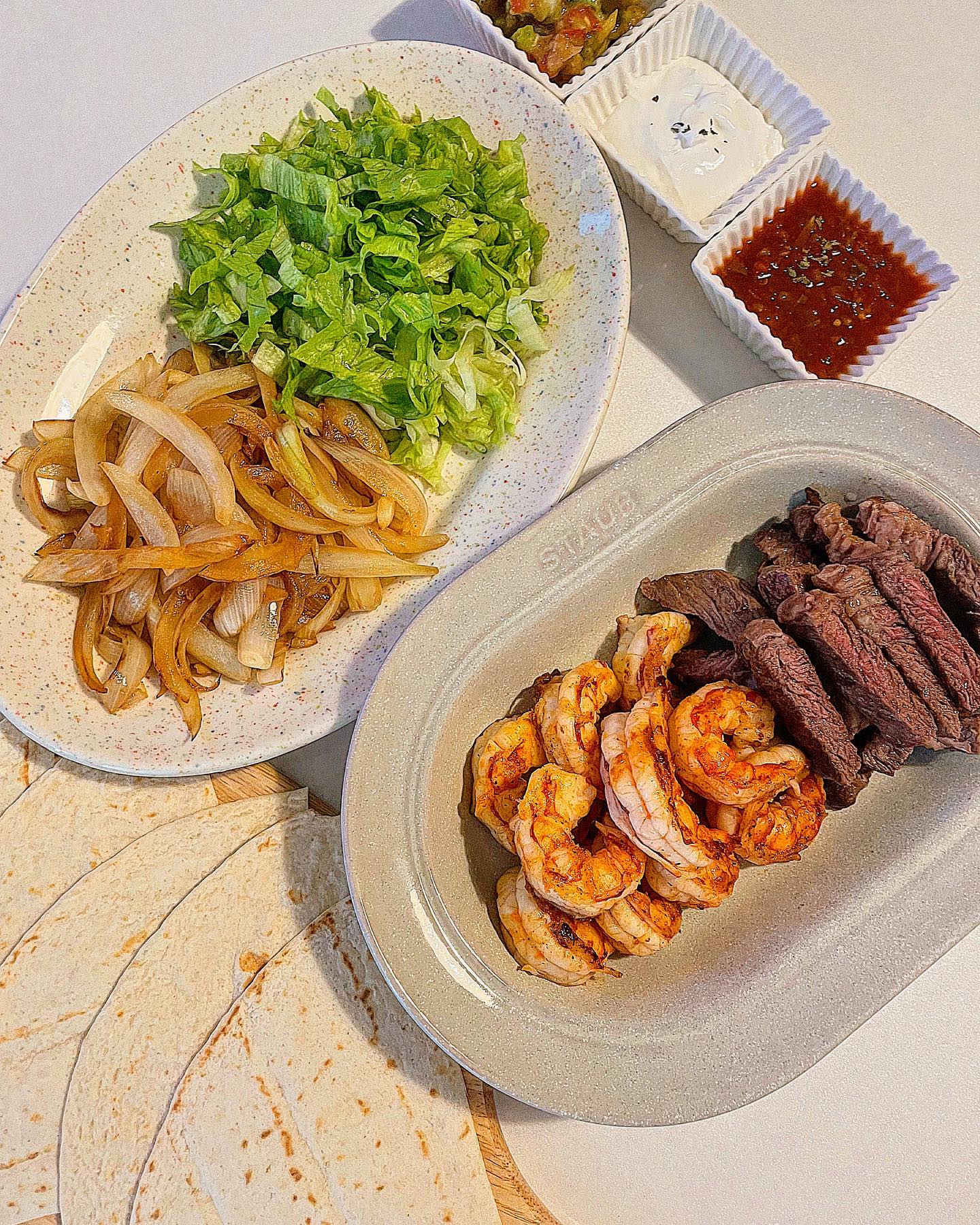 🏡 우리집 파히타👩🏻‍🍳

오래간만에 파히타 만들었어요🌮🧡
그냥 대에에충 냉장고에 있는 야채 꺼내서
만든 초간단 파히타에요🤣!!

피망도 없고 야채가 빠진 느낌이지만
그래도 너모 맛있어요♥️

아보카도랑 양파 토마토로
살사소스 직접 만들었으니
정성은 가득 들어갔어요😎!!

비주얼 근사한거에 비해 조리시간 짧아서
제가 애정하는 메뉴랍니다🌯♥️!!