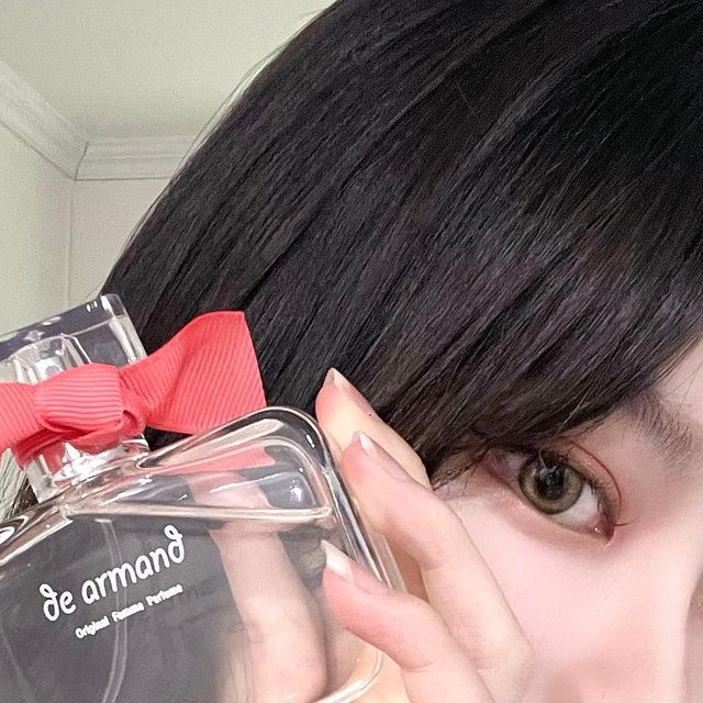 하나 HANA on Instagram: "향도 좋은데 디자인까지 예쁜 디아르망 향수,,💖 @dearmand_official . . . #DEARMAND #디아르망 #디아르망팜므 #여자향수 #여자향수추천 #장미향향수 #20대여자향수추천 #30대여자