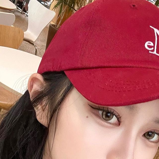 하나 HANA on Instagram: "@mu_cent 무센트 모자 색감 디자인 핏 미쳤다..♡ 너무 예뻐 다른 색도 쟁여놔야지🍒 . #mucent #무센트 #볼캡 #모자 #미니멀 #미니멀룩#스트릿#스트릿룩#데일리 #데일리룩 #오