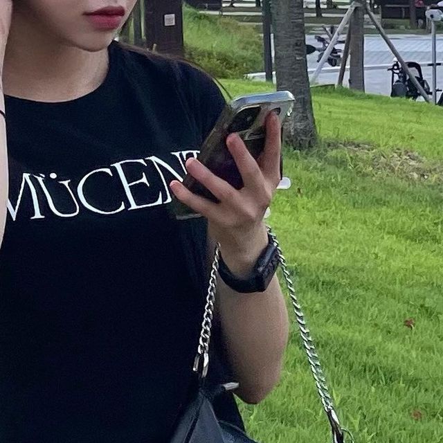 하나 HANA on Instagram‎: "올블랙🖤 착용감 좋은 무센트 크롭핏 반팔티 (•̀ᴗ•́)و ̑̑ @mu_cent . . . . #mucent #무센트 #티셔츠 #tshirt #미니멀 #미니멀룩 #스트릿 #스트릿룩 #데일리 #데일리룩 #오