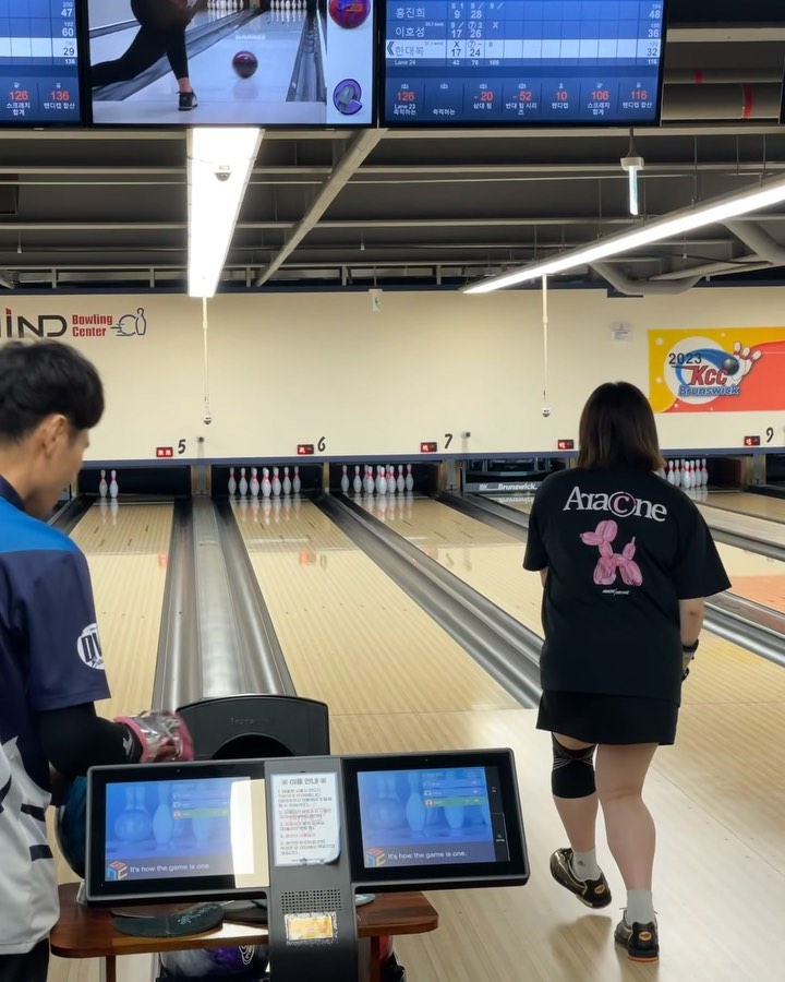 주말에 다녀 온 브런스윅 대회!

요즘 연습을 잘 못해서 기대도 없었고 
역시 내 스윙이 제대로 안 나오고 실투도 많았지만
운이 좋아서 예선에서 사이드도 먹고
결승 2라운드까지 올라갔어요,,!

1:1로 치니까 정말 다리가 후달거리고 
대회 처음 나갔을 때 만큼 떨린....ㅎ..ㅠ
이번에 정말 좋은 경험했고 넘넘 재밌었댜리요!!!🤘🏻🤘🏻🤘🏻

#브런스윅대회 #브런스윅 #볼링 #볼링대회 #마인드볼링장
