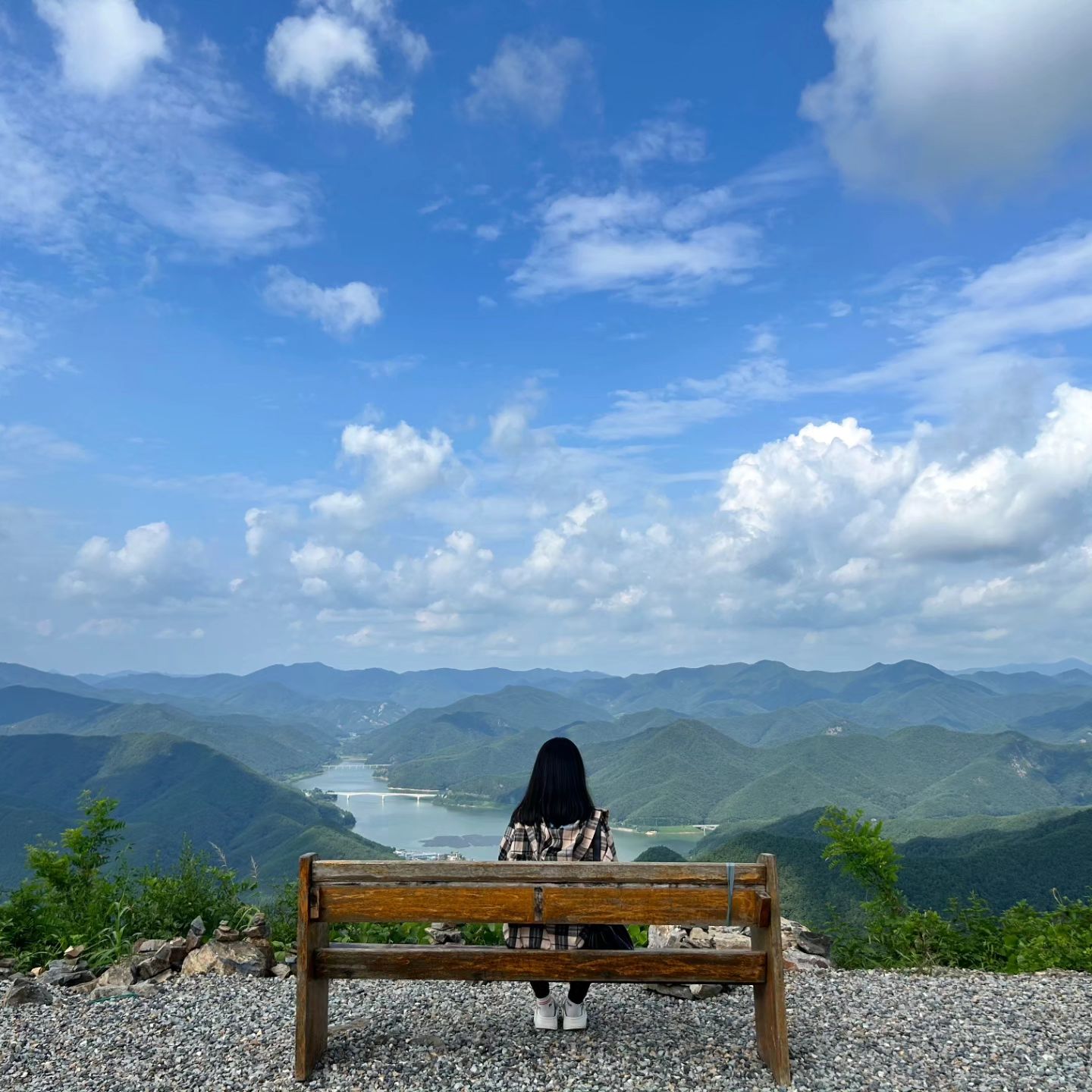 ⛰️
경북 유일의 고랭지 채소 재배지, 하늘아래 마을로 알려진 #화산마을 . 높은 곳에 올라 이곳과 먼 곳을 조망할 수 있는 전망대가 있어요. 여름이라 햇빛은 세지만, 고지대로 바람의 온도가 서늘했어요.

현대판 월컴 투 동막골이라고 말하는 사람들이 많은데, 정말 이런 고도에 마을을 형성하고 농사를 짓는 것이 너무 놀럽고 대단하다는 생각이 들었어요.

화산산성은 조선 숙종 때 부터 짓기 시작해서, 이후 흉년과 질병으로 축성이 중단 되어 미완성으로 남았다고 해요.

전망대는 두 곳이 있는데, 두 곳 모두 차량으로 접근이 가능합니다. 길이 좁으니 운전에 유의하셔야 해요. 앞서 업로드 했던 카페댐댐도 보입니다!

📷 1,2 : #화산산성풍차전망대
의자, 액자, 풍차 등 조형물 포토존이 많은 곳. 주차장이 하늘전망대보다는 넓음.

📷 3,4 : #화산산성 하늘전망대
가장 높은 곳에서 군위를 조망할 수 있는 곳. 산책로와 연결되어 있고 주차공간이 매우 협소함.

📷 5 : 올라가는 길

📍#화산산성전망대
🗺하늘전망대 : 대구 군위군 삼국유사면 화북리 산229-17
풍차전망대 : 대구 군위군 삼국유사면 화북리 산230

#음미수밍군위