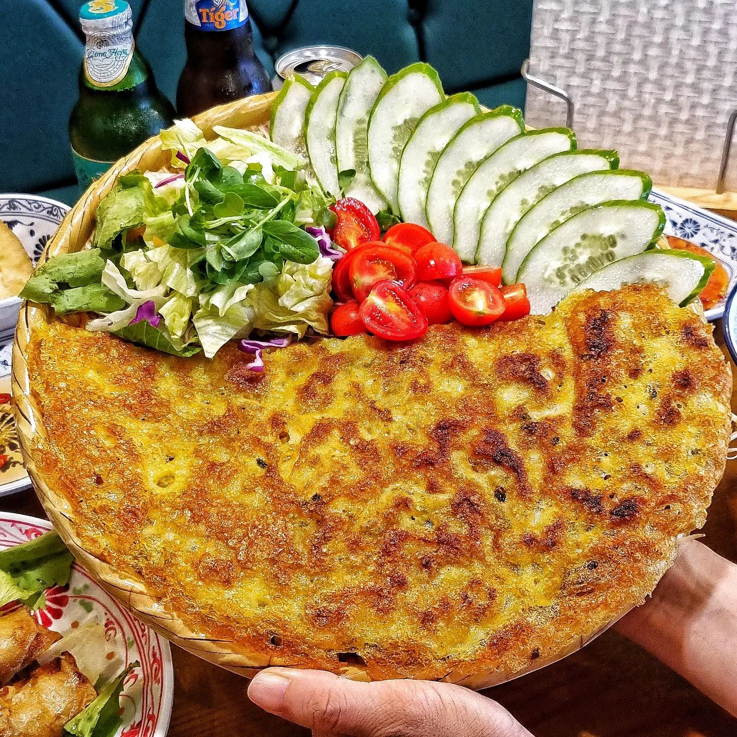 .
#협찬 건대 쌀국수 맛집 #퍼틴건대점

건대맛집 찾고 있는 분들 주목!!
베트남 3대 쌀국수가 한국에 왔다!!🇻🇳

🍆 서울 광진구 이차산로29길 34 1층
🍆 직화쌀국수(10,000), 반쎄오(19,000), 넴(9,000)
🍆 11:00~21:00(매주 월 휴무)
🍆 phothin_konkuk

수많은 쌀국수집을 가봤지만 이렇게 국물이 진하고 맛있는 곳은 처음이엇어요! 여쭤보니 한우사골육수로 10시간 이상 푹 끓여서 그렇다고 하더라구요! 무엇보다 고기도 직화되어 불맛이나서 더더 풍미를 살렸습니다.

반쎄오는 상상 이상으로 크고 무엇보다 세상 바삭하고 속이 꽉차있어 라이스페이퍼에 싸먹는 재미가 있었어요!

넴은 중간중간 하나씩 집어먹는 재미가 쏠쏠했구요!!

매장은 깔끔하고 시원~해서 기분좋게 식사 할 수 있는 장소였다구요!

건대에 식당 너무너무 믾아서 고르기 힘들잖아요!? 이번엔 데이트코스로 건대 퍼틴에서 베트남 여행온 기분을 즐겨보면 어떨까합니다🙂
(여담 : 옆테이블에 베트남 분들 식사중이였음여🇻🇳)

#건대데이트 #퍼틴건대점 #건대퍼틴 #건대쌀국수#건대맛집 #매운쌀국수 #곱창쌀국수#반쎄오 #직화쌀국수 #하노이쌀국수 #가지가지