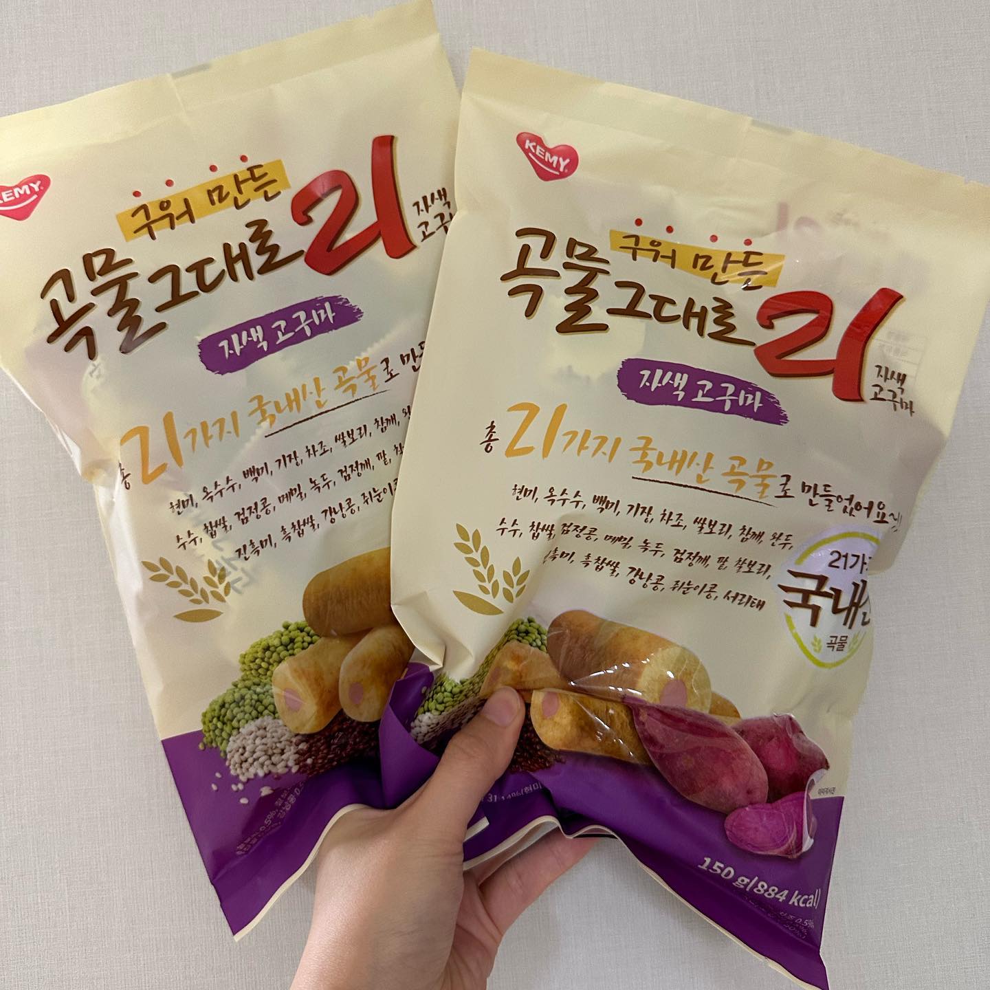 #개미식품#곡물그대로21#크리스피롤#영양간식#곡물바#아이들간식#어린이간식

업체로부터 제공받은 제품입니다.

여러분 이 제품 아시나요?!
전 곡물그대로21 오리지널맛
진~짜 좋아해서 자주 사 먹었었는데요

자색 고구마 맛이 있더라구요!
평소에 고구마도 넘 사랑하는 저라서
보이자마자 찜꽁해놨답니다 ㅎㅎㅎ

한통이 150g인데 양이 엄~청 많아요
마지막사진이 한통에서 나온 크리스피롤이랍니다🥺🫢

냉동실에 넣어서 차갑게 먹으면 더 맛있다길래
바로 실행해봤는데
크림이 꾸덕해져서 완존 아이스크림 먹는 맛 ㅠㅠ

그냥 먹어도 바삭바삭 파삭파삭 
꼬순맛+고구마맛이라 최고지만..
여러분 얼려 드셔야 합니다..!!

이 제품 고구마랑 곡물 좋아하시면 강추에요🤍
다들 건강한 간식 즐기셔용!
(가격도 매우 합리적🤤)

하나씩 가방에 넣어두면 얼마나 든든하게유..🥰