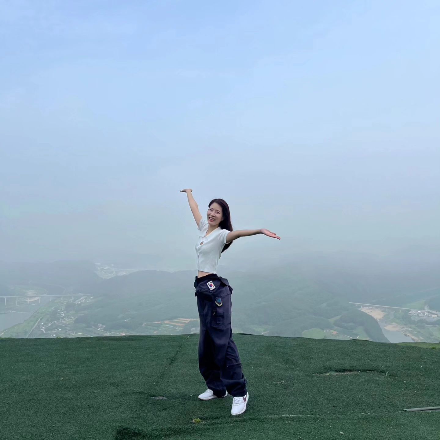 #여행스타그램

하늘을 나는 감동🩵

극T인 내가...
눈물이라곤 진짜 1도 없는데 울다 내려옴😭
왜 눈물이 났는지 모르겠음

1. 앞모습 
2. 눈물까지 흘리면 어떡해...강사님 당황
3. 웃는 척하는데 울고 있음
4. 콧물, 눈물 닦느라 바쁨
5. 뒷모습